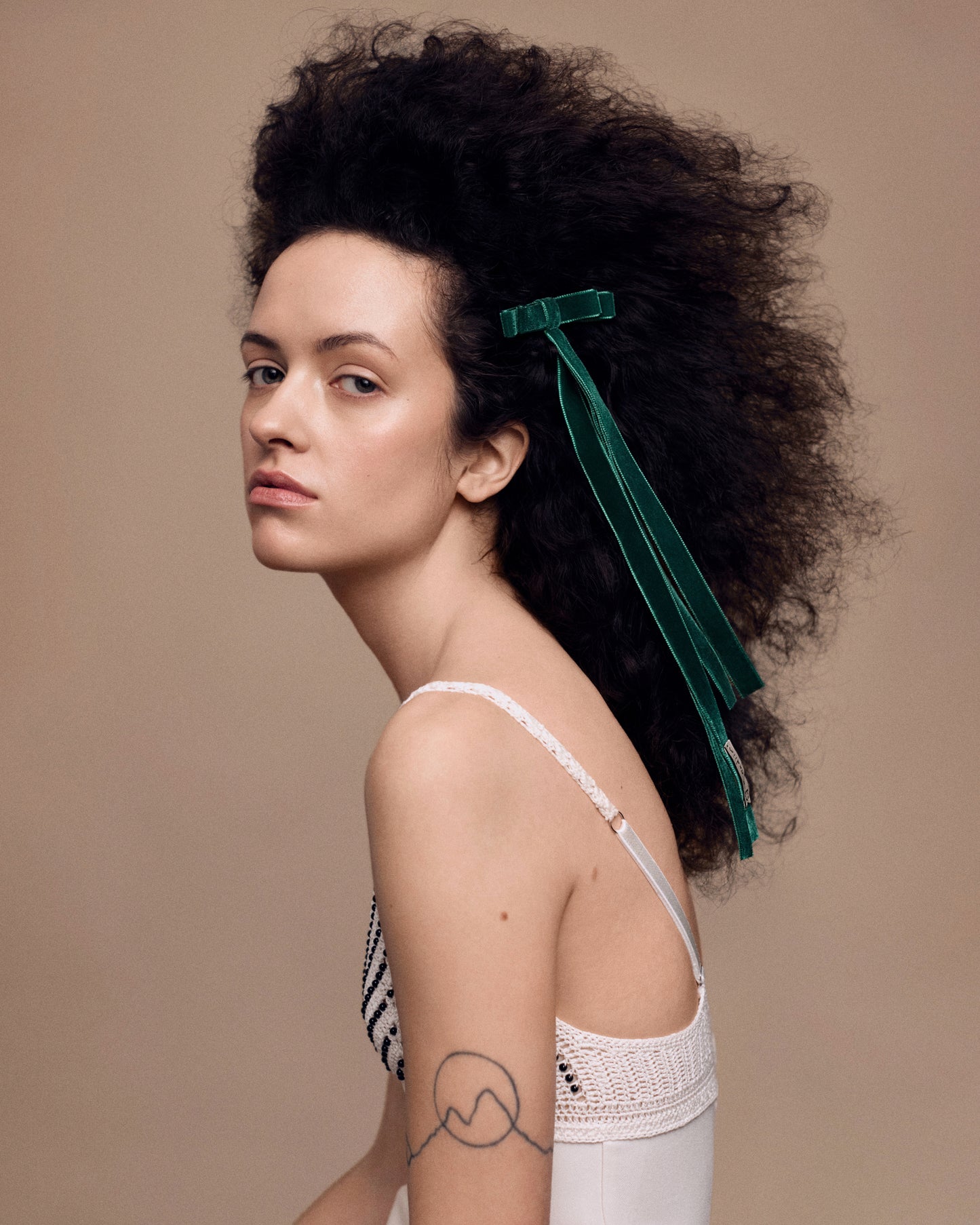 Купіть виріб ручної роботи Velvet Ribbon Barette "G x Nadiia" in Green від Nadiia World. Ідеальний вибір для додавання вишуканості та шарму до вашого житлового простору або колекції особистих аксесуарів.