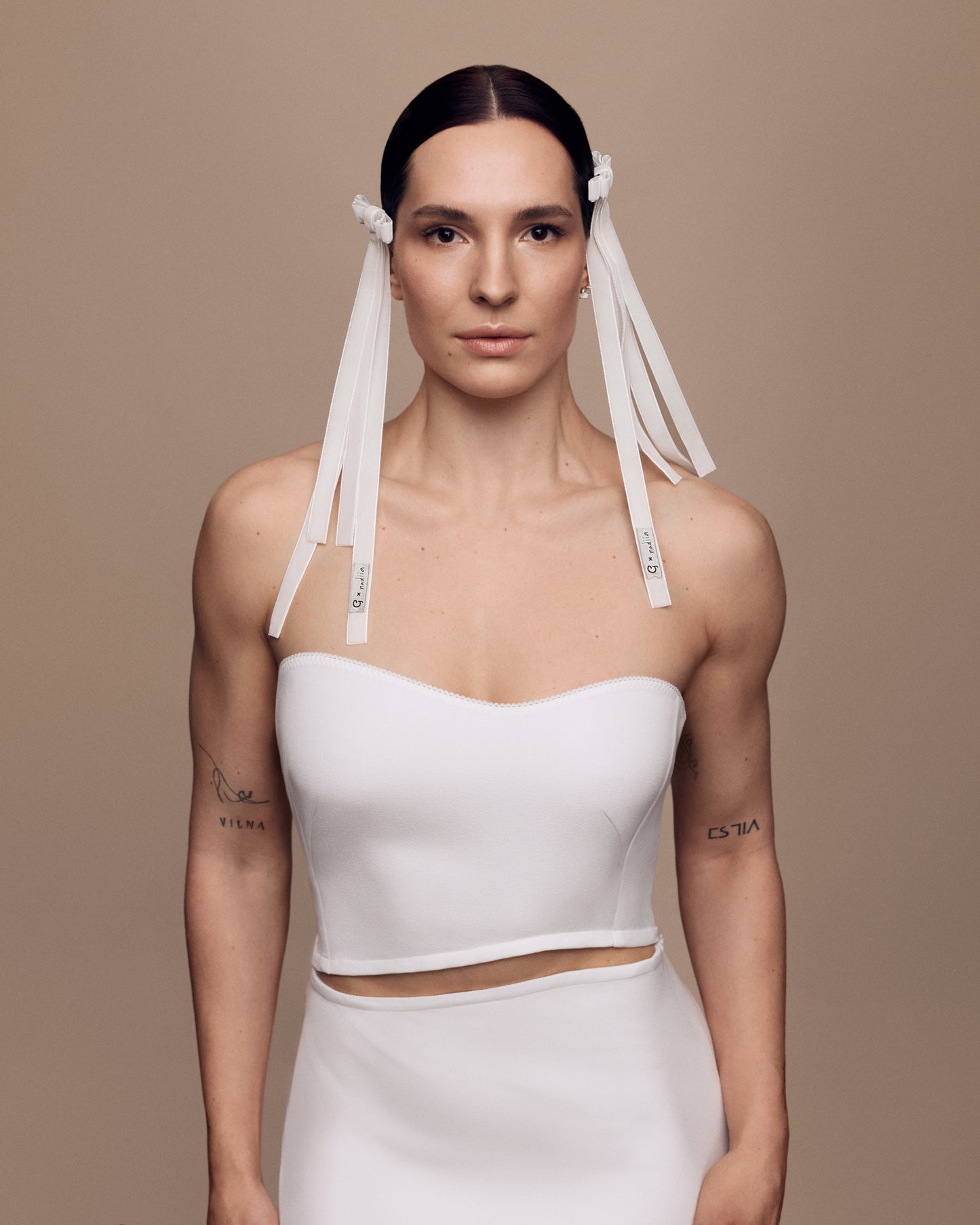 Купіть виріб ручної роботи Velvet Ribbon Barette "G x Nadiia" in Milky від Nadiia World. Ідеальний вибір для додавання вишуканості та шарму до вашого житлового простору або колекції особистих аксесуарів.