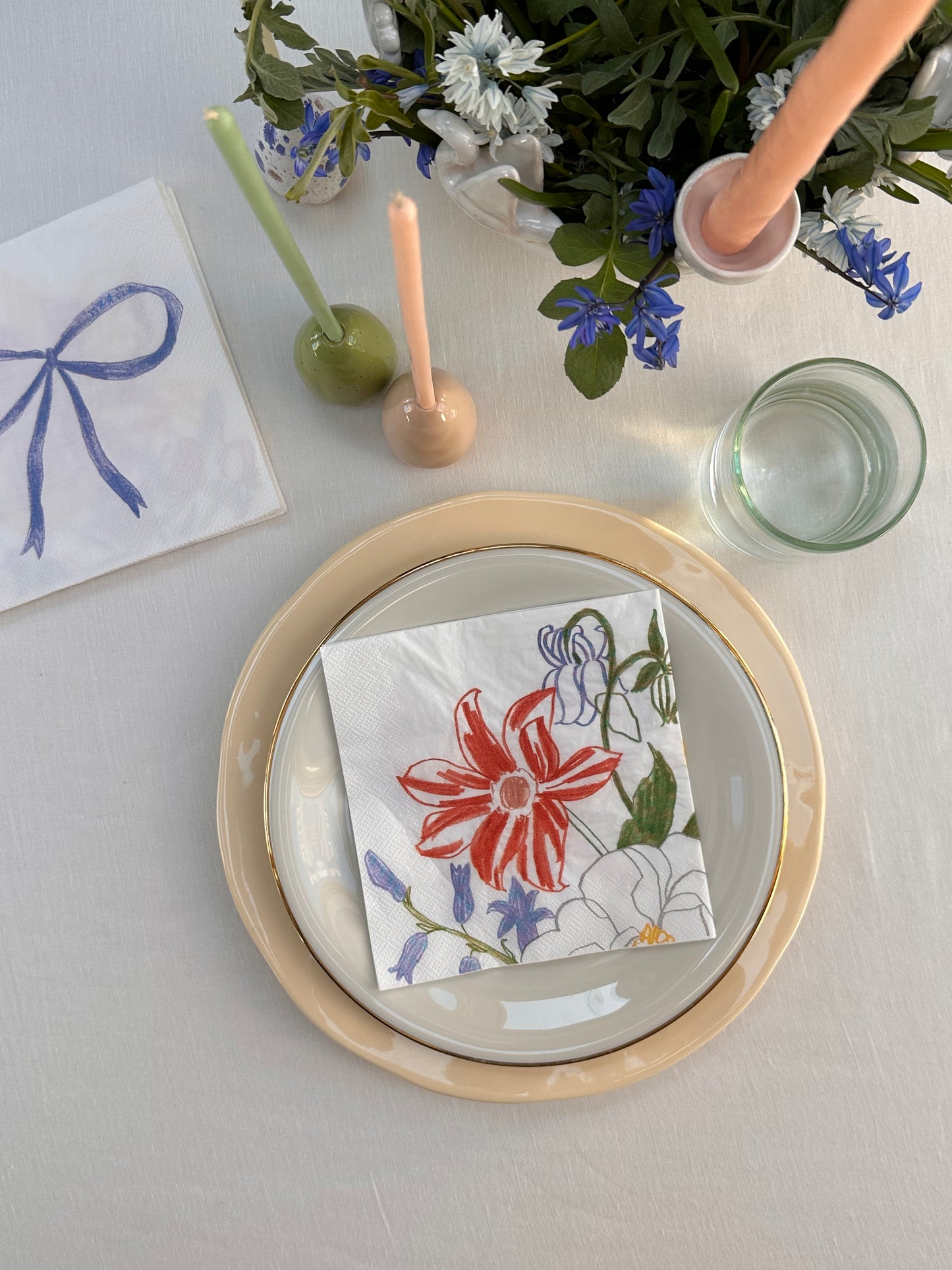 Купіть виріб ручної роботи Napkin Set "Festive Mood Bow" від Nadiia World. Ідеальний вибір для додавання вишуканості та шарму до вашого житлового простору або колекції особистих аксесуарів.
