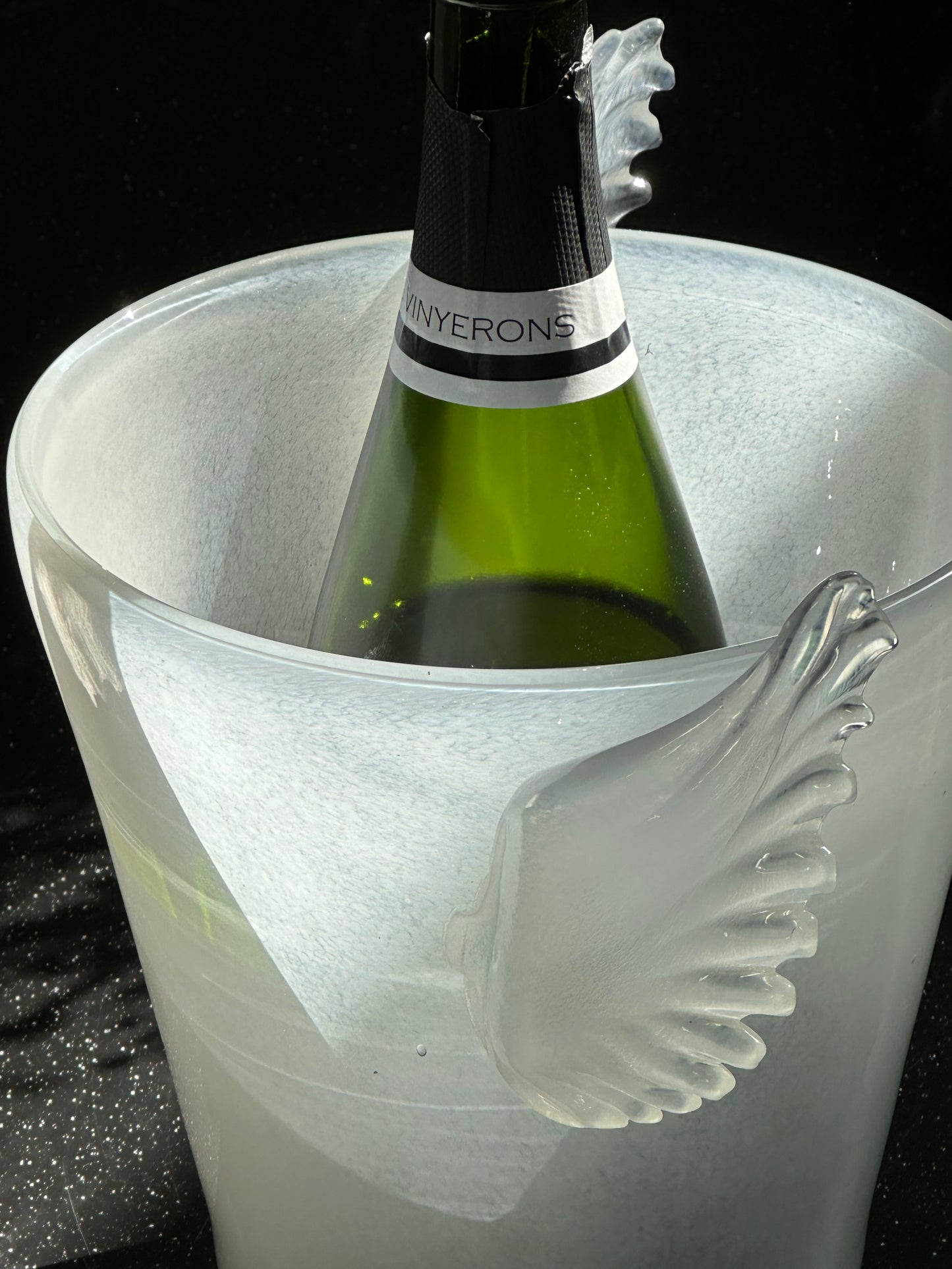 Купіть виріб ручної роботи Wings Ice Bucket від Nadiia World. Ідеальний вибір для додавання вишуканості та шарму до вашого житлового простору або колекції особистих аксесуарів.