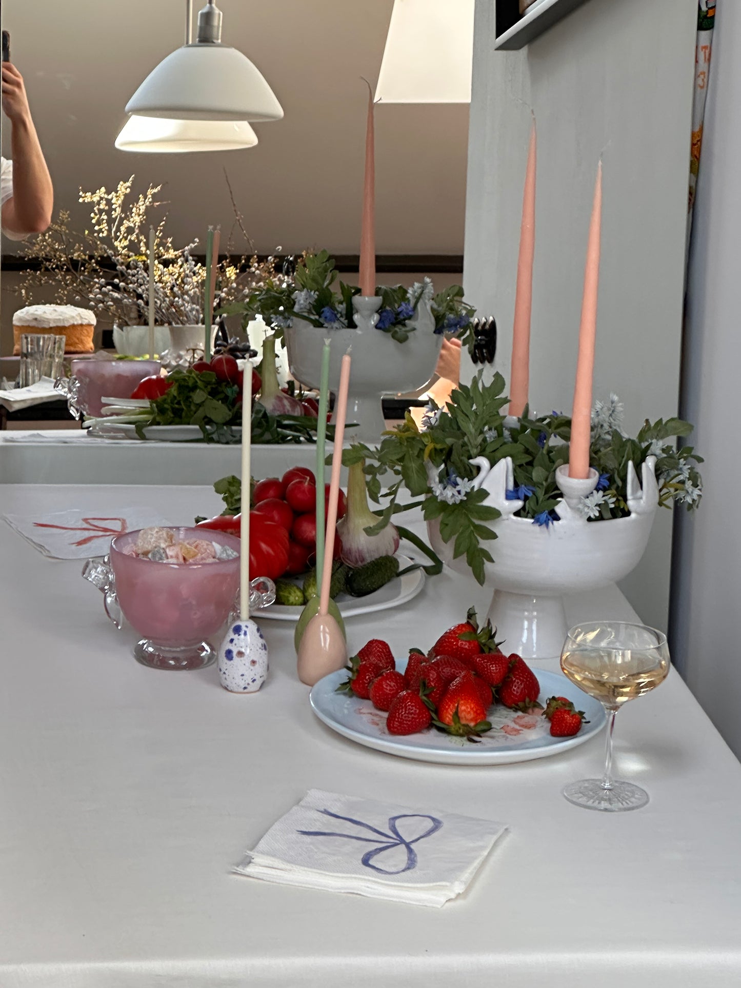 Купіть виріб ручної роботи Napkin Set "Festive Mood Bow" від Nadiia World. Ідеальний вибір для додавання вишуканості та шарму до вашого житлового простору або колекції особистих аксесуарів.