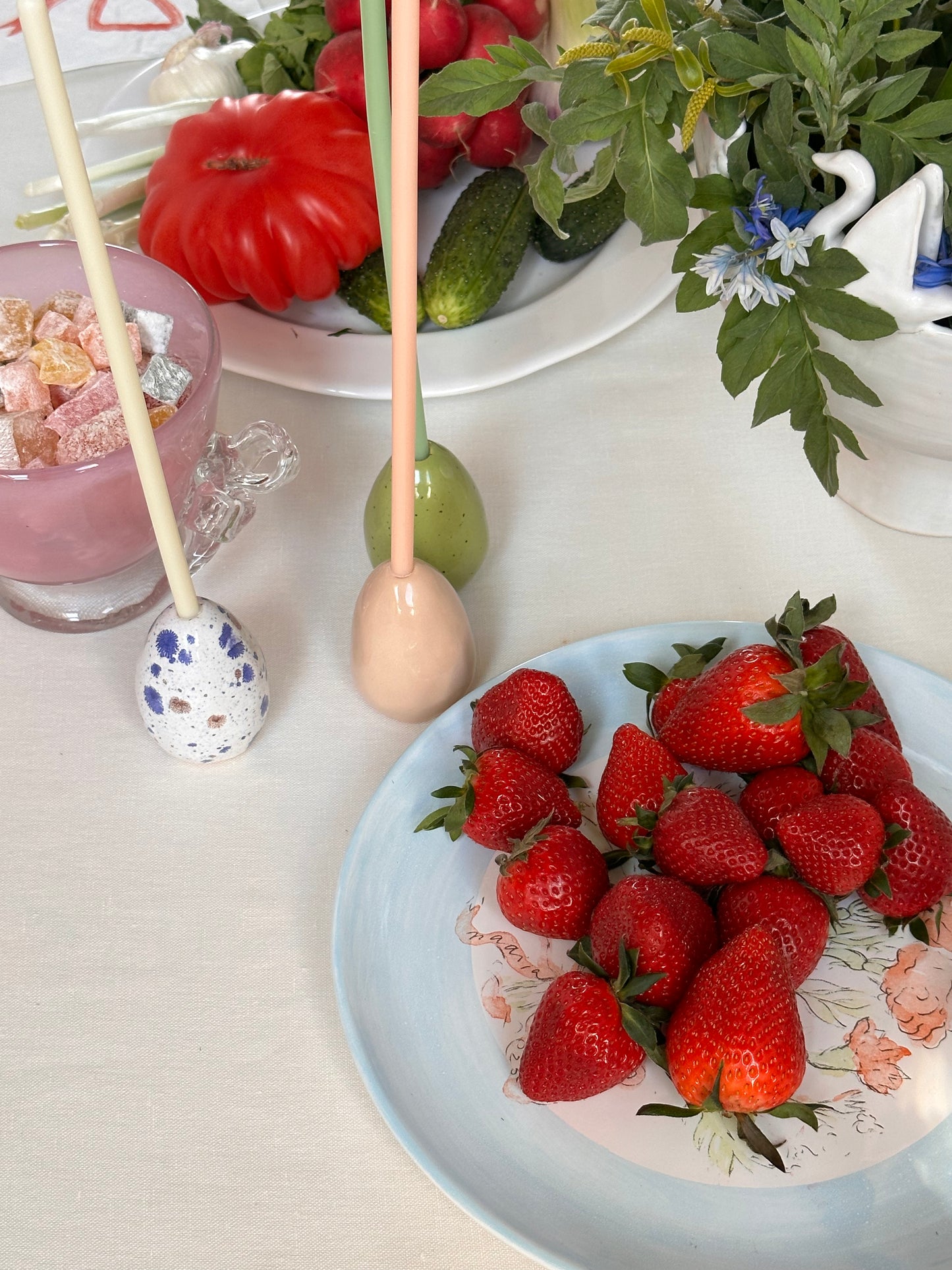 Купіть виріб ручної роботи Plate "Bouquet" від Nadiia World. Ідеальний вибір для додавання вишуканості та шарму до вашого житлового простору або колекції особистих аксесуарів.