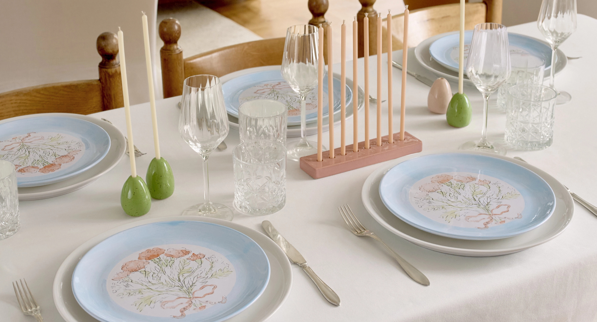 Купіть виріб ручної роботи Plate "Bouquet" від Nadiia World. Ідеальний вибір для додавання вишуканості та шарму до вашого житлового простору або колекції особистих аксесуарів.