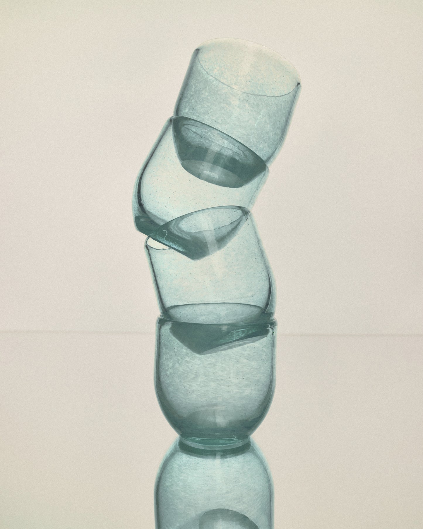 Купіть виріб ручної роботи Set 3 Hand-Blown Glass Set “Antique Well” від Nadiia World. Ідеальний вибір для додавання вишуканості та шарму до вашого житлового простору або колекції особистих аксесуарів.