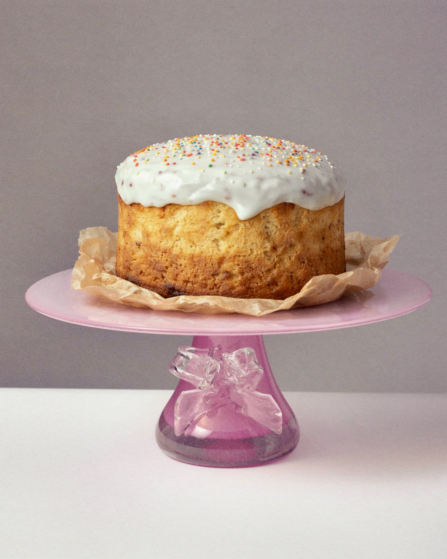 Купіть виріб ручної роботи Cake Stand with a Bow "Nadiia" від Nadiia World. Ідеальний вибір для додавання вишуканості та шарму до вашого житлового простору або колекції особистих аксесуарів.