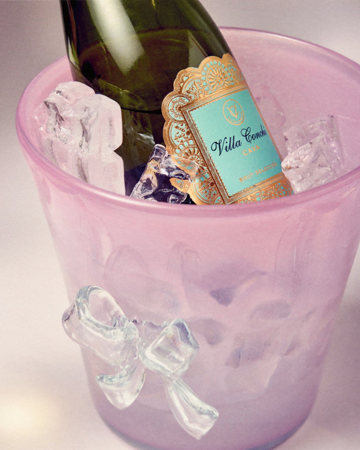 Купіть виріб ручної роботи Champagne Bucket with Two Bows "Nadiia" від Nadiia World. Ідеальний вибір для додавання вишуканості та шарму до вашого житлового простору або колекції особистих аксесуарів.