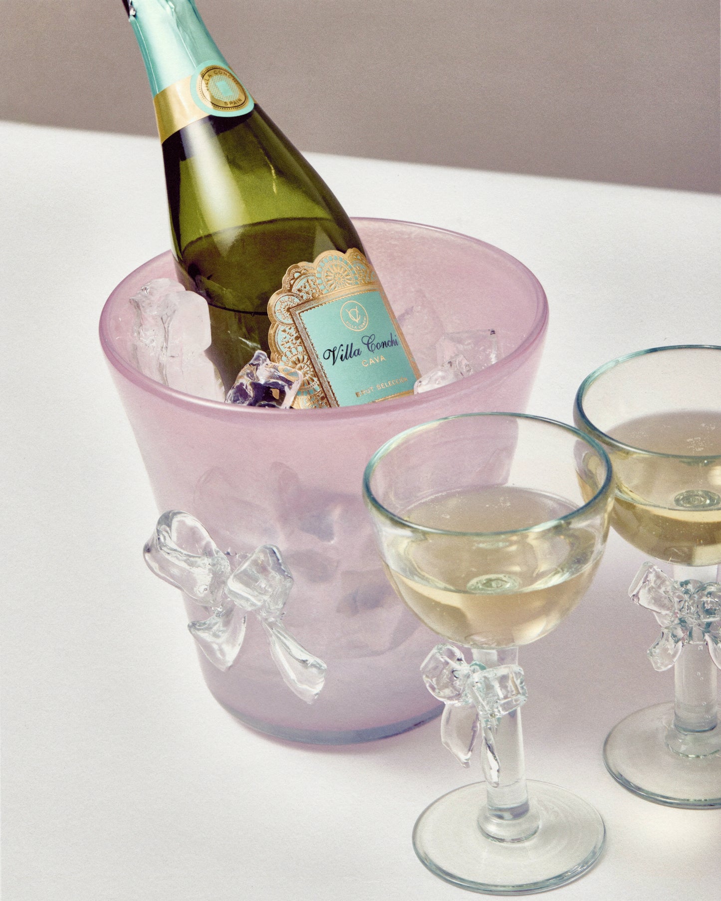 Купіть виріб ручної роботи Champagne Bucket with Two Bows "Nadiia" від Nadiia World. Ідеальний вибір для додавання вишуканості та шарму до вашого житлового простору або колекції особистих аксесуарів.