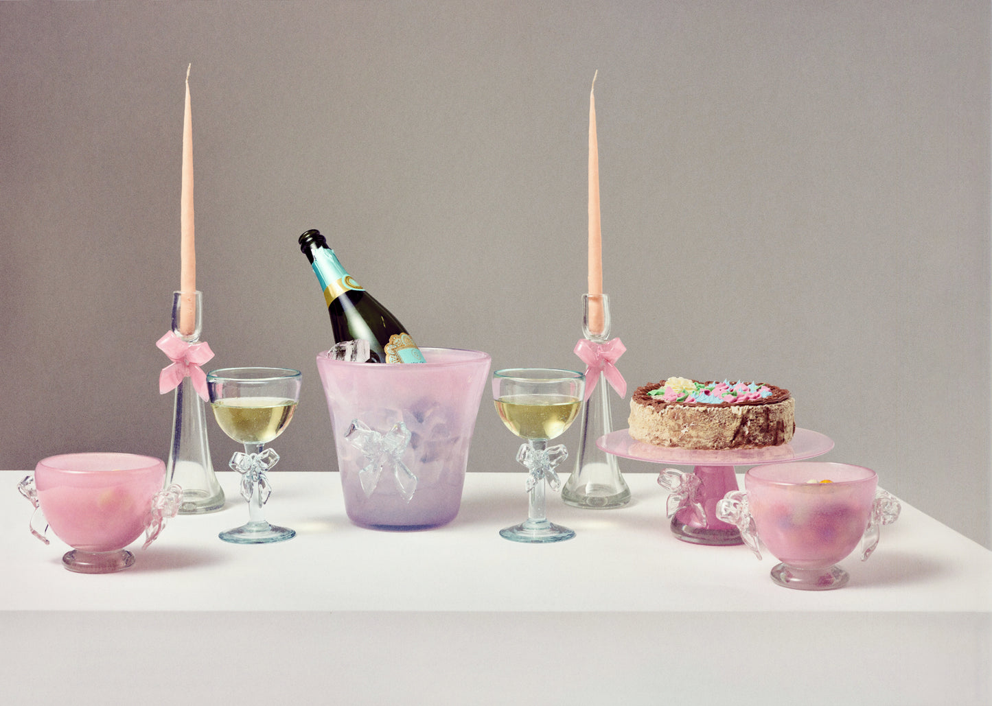 Купіть виріб ручної роботи Cake Stand with a Bow "Nadiia" від Nadiia World. Ідеальний вибір для додавання вишуканості та шарму до вашого житлового простору або колекції особистих аксесуарів.