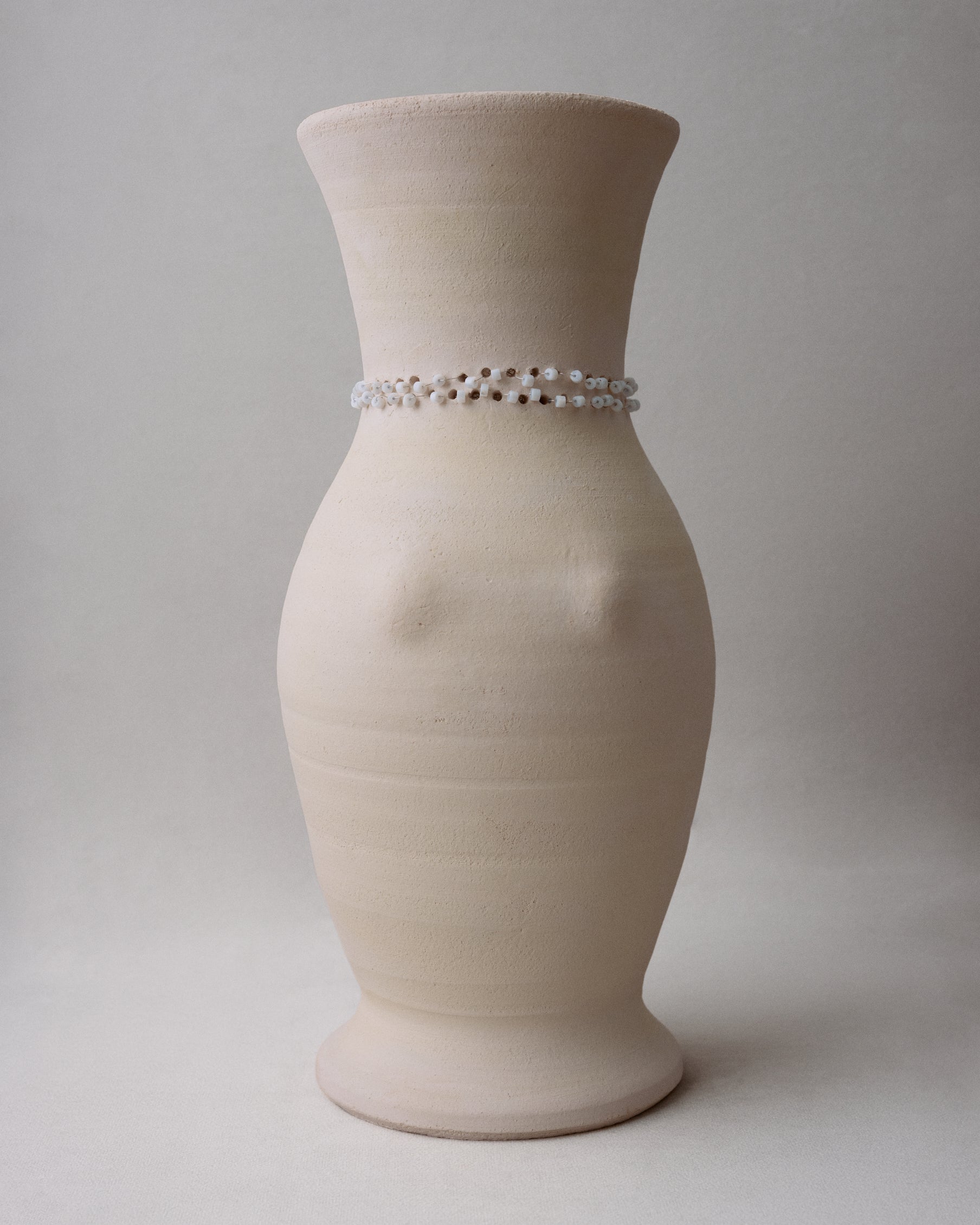 Купіть виріб ручної роботи Feminine Vase Art piece від Nadiia World. Ідеальний вибір для додавання вишуканості та шарму до вашого житлового простору або колекції особистих аксесуарів.