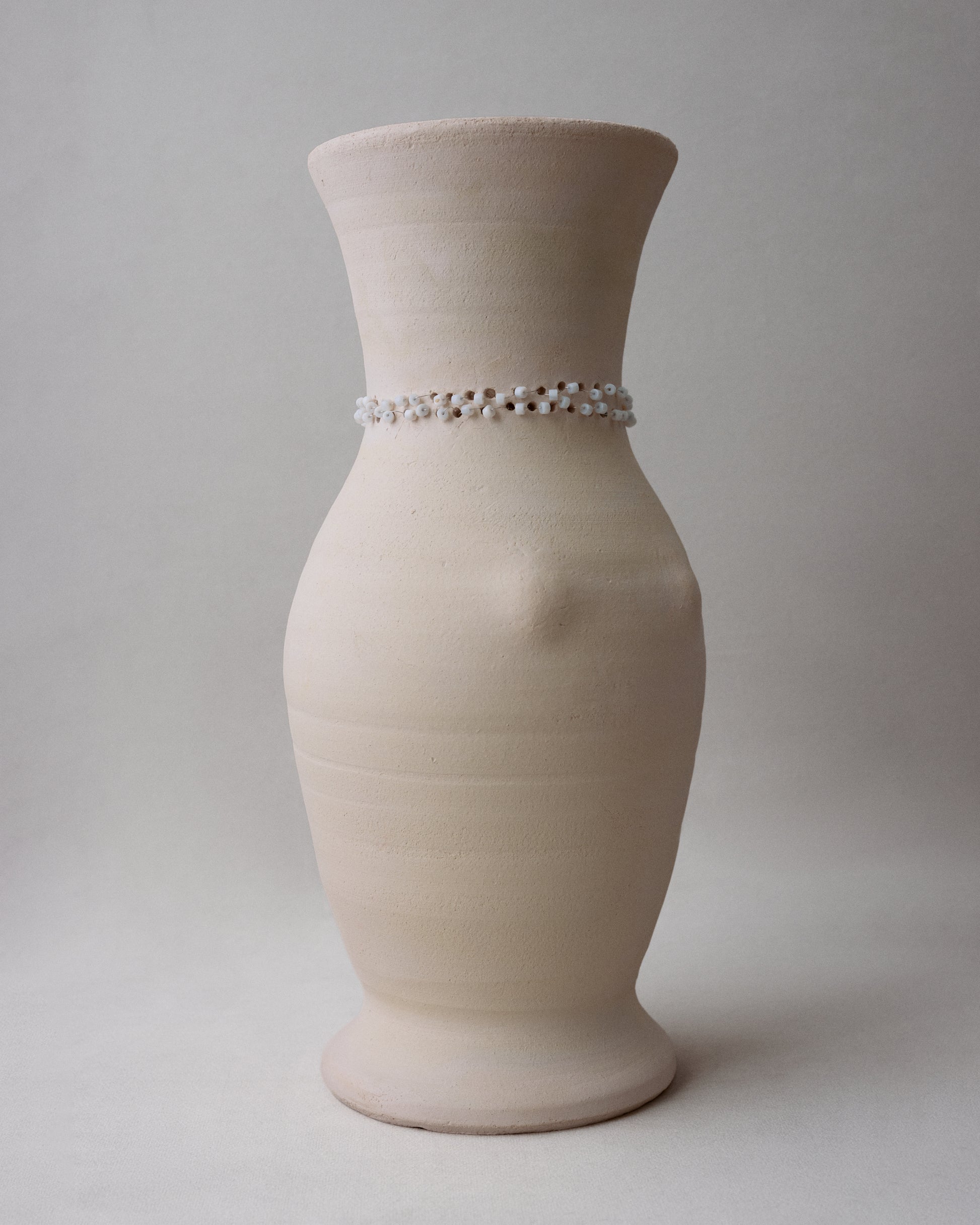 Купіть виріб ручної роботи Feminine Vase Art piece від Nadiia World. Ідеальний вибір для додавання вишуканості та шарму до вашого житлового простору або колекції особистих аксесуарів.