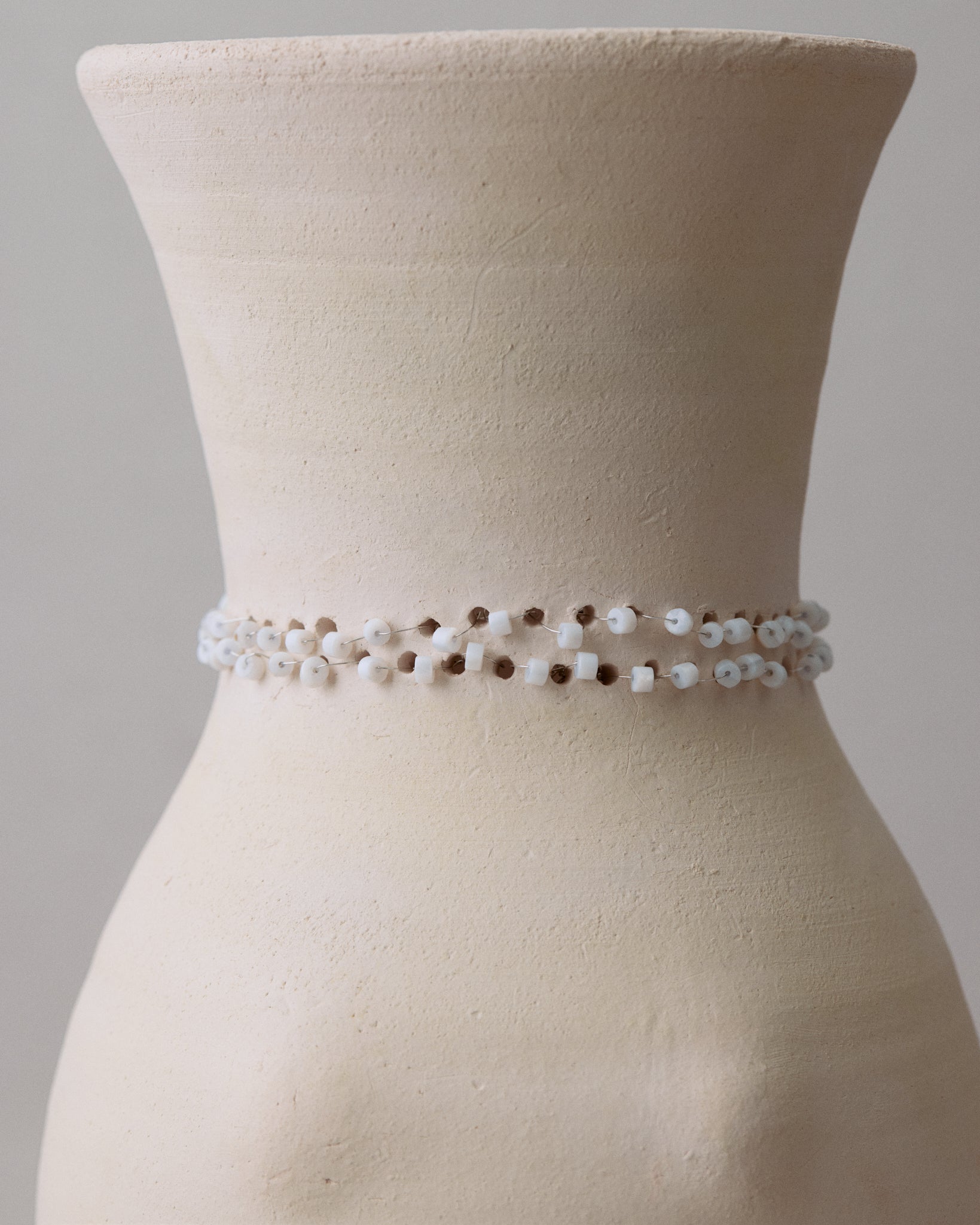 Купіть виріб ручної роботи Feminine Vase Art piece від Nadiia World. Ідеальний вибір для додавання вишуканості та шарму до вашого житлового простору або колекції особистих аксесуарів.