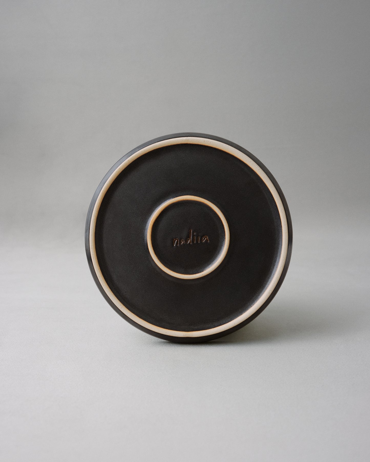 Купіть виріб ручної роботи Candle Dish від Nadiia World. Ідеальний вибір для додавання вишуканості та шарму до вашого житлового простору або колекції особистих аксесуарів.