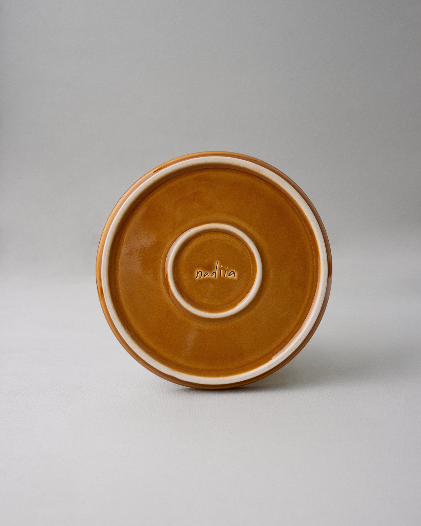 Купіть виріб ручної роботи Candle Dish від Nadiia World. Ідеальний вибір для додавання вишуканості та шарму до вашого житлового простору або колекції особистих аксесуарів.