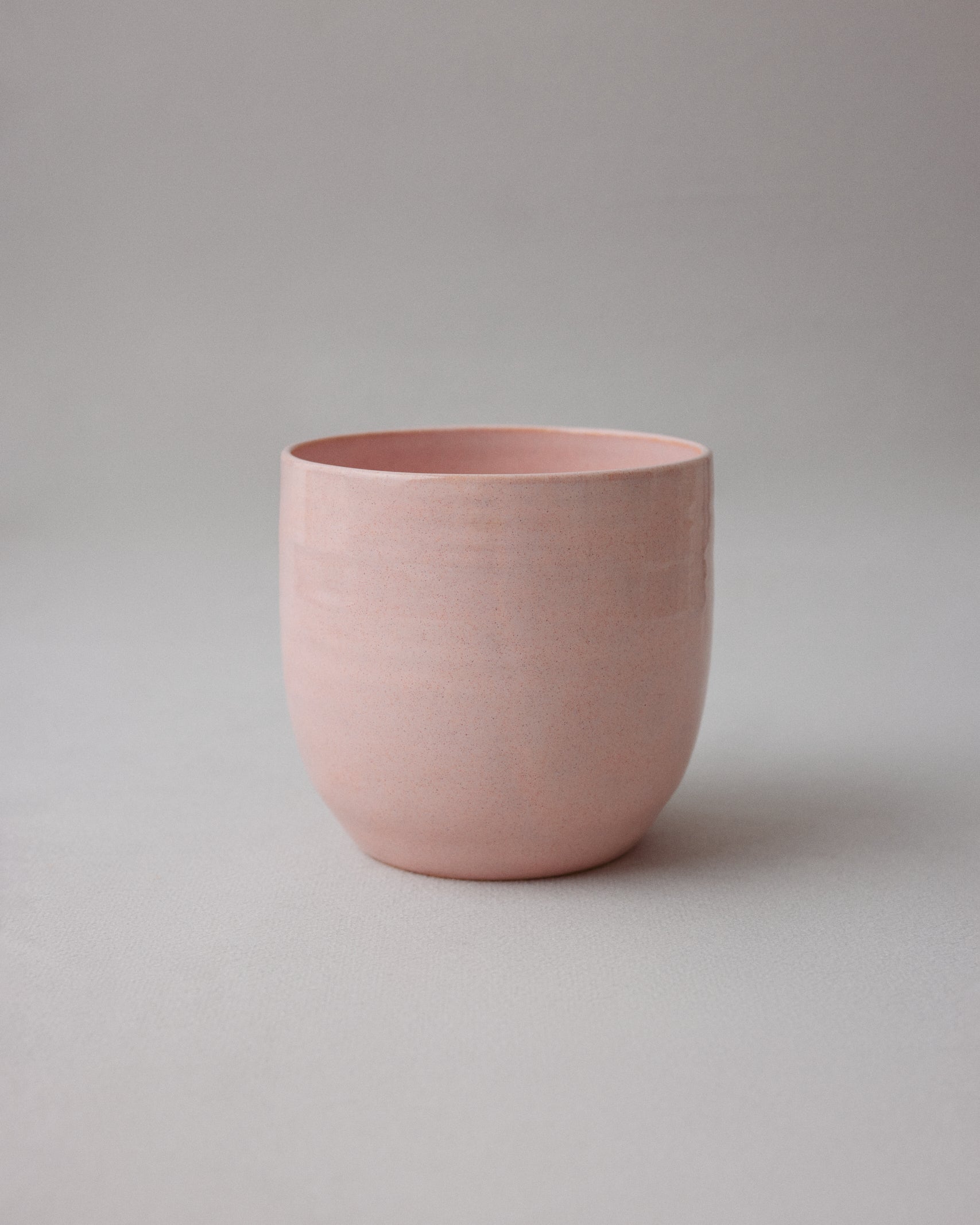 Купіть виріб ручної роботи China Rose Ceramic Cup від Nadiia World. Ідеальний вибір для додавання вишуканості та шарму до вашого житлового простору або колекції особистих аксесуарів.