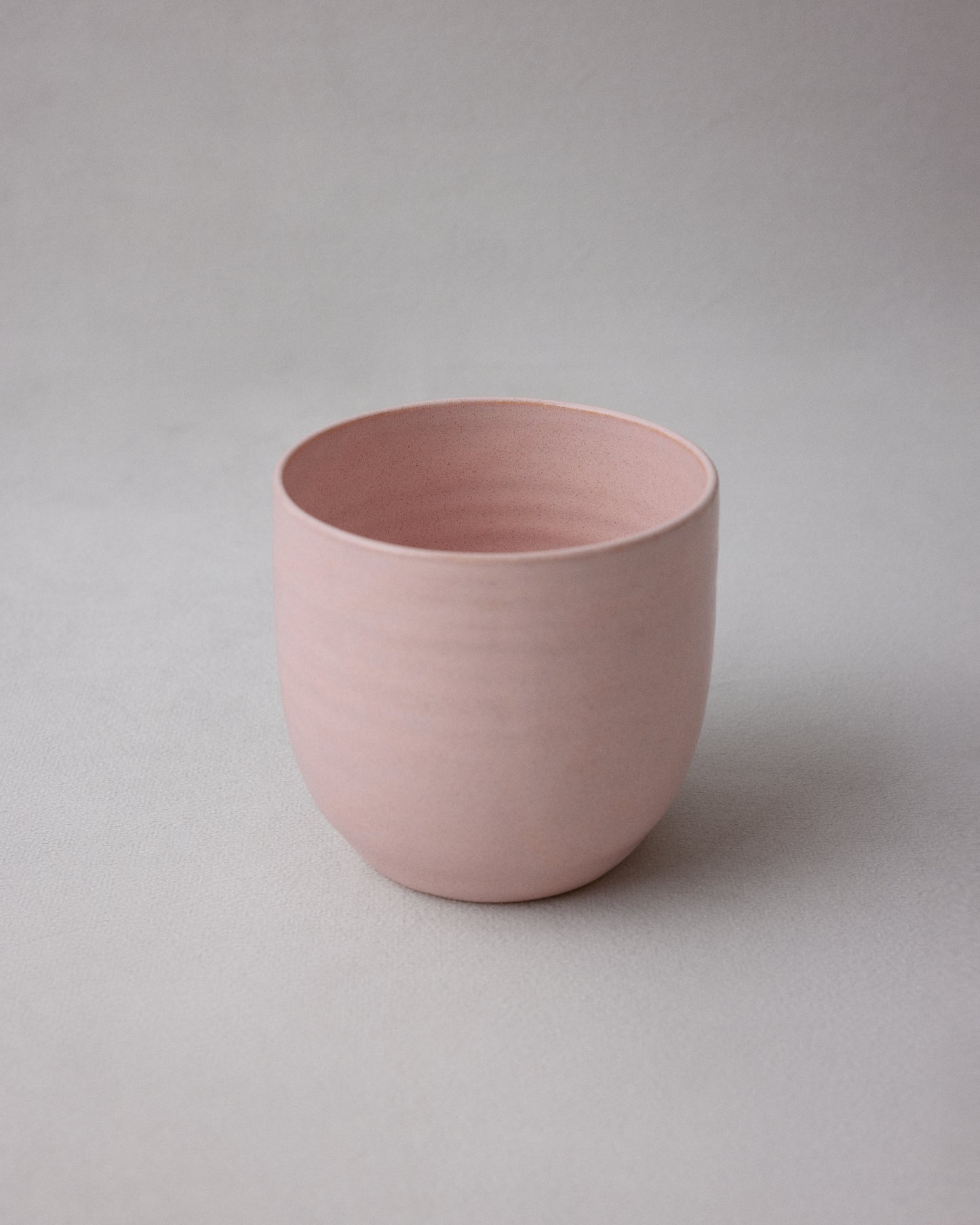 Купіть виріб ручної роботи China Rose Ceramic Cup від Nadiia World. Ідеальний вибір для додавання вишуканості та шарму до вашого житлового простору або колекції особистих аксесуарів.