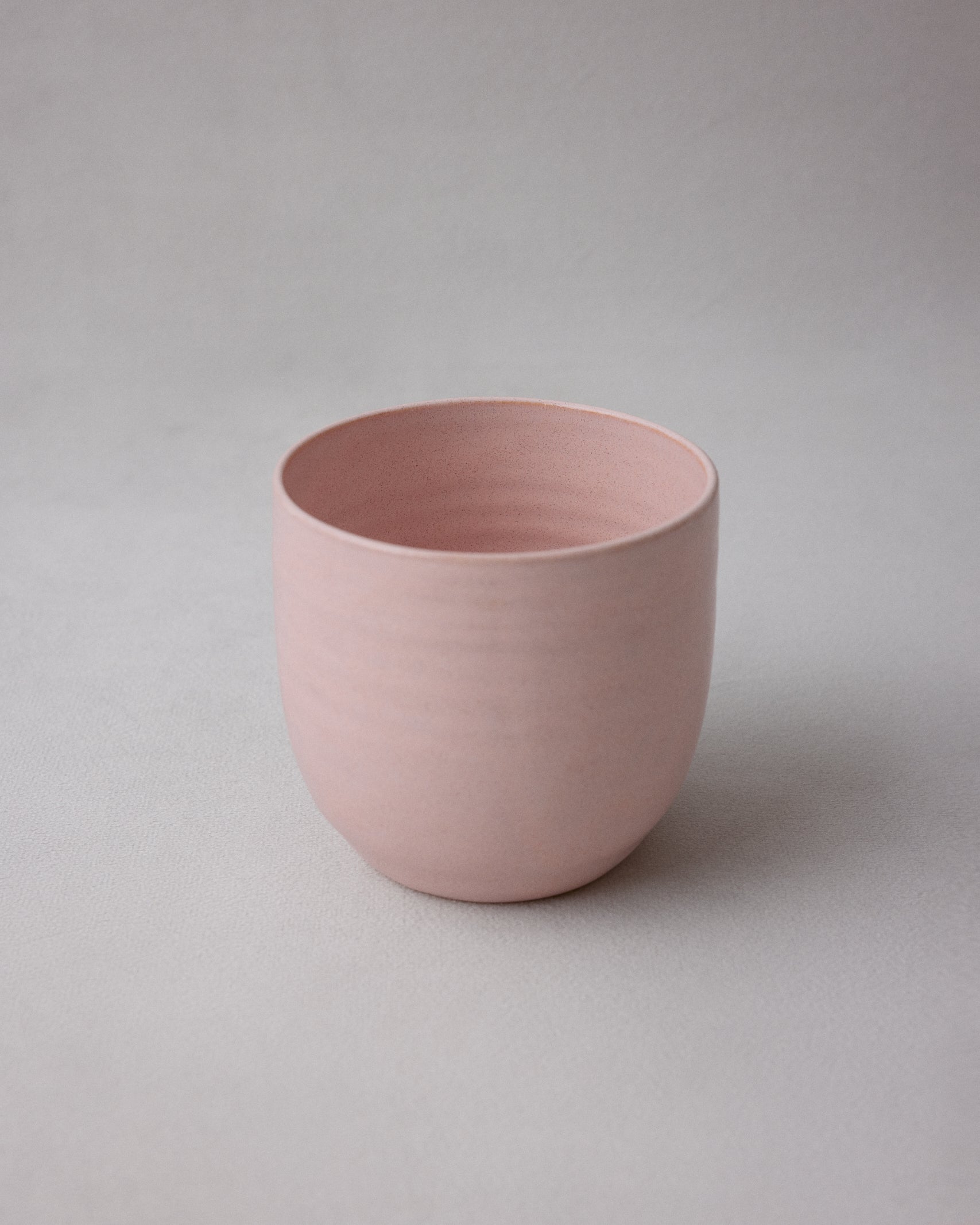 Купіть виріб ручної роботи China Rose Ceramic Cup від Nadiia World. Ідеальний вибір для додавання вишуканості та шарму до вашого житлового простору або колекції особистих аксесуарів.