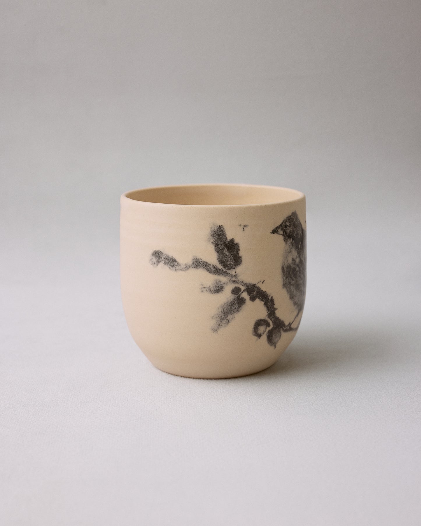Купіть виріб ручної роботи Birdie Ceramic Cup від Nadiia World. Ідеальний вибір для додавання вишуканості та шарму до вашого житлового простору або колекції особистих аксесуарів.