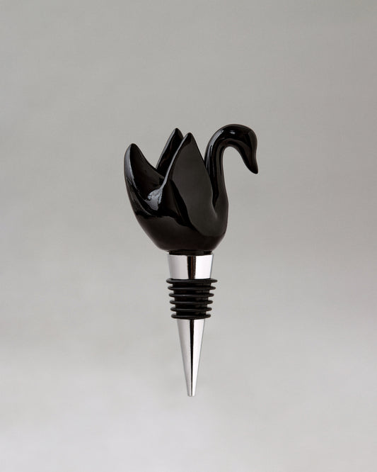 Купіть виріб ручної роботи Black Swan Bottle Stopper від Nadiia World. Ідеальний вибір для додавання вишуканості та шарму до вашого житлового простору або колекції особистих аксесуарів.