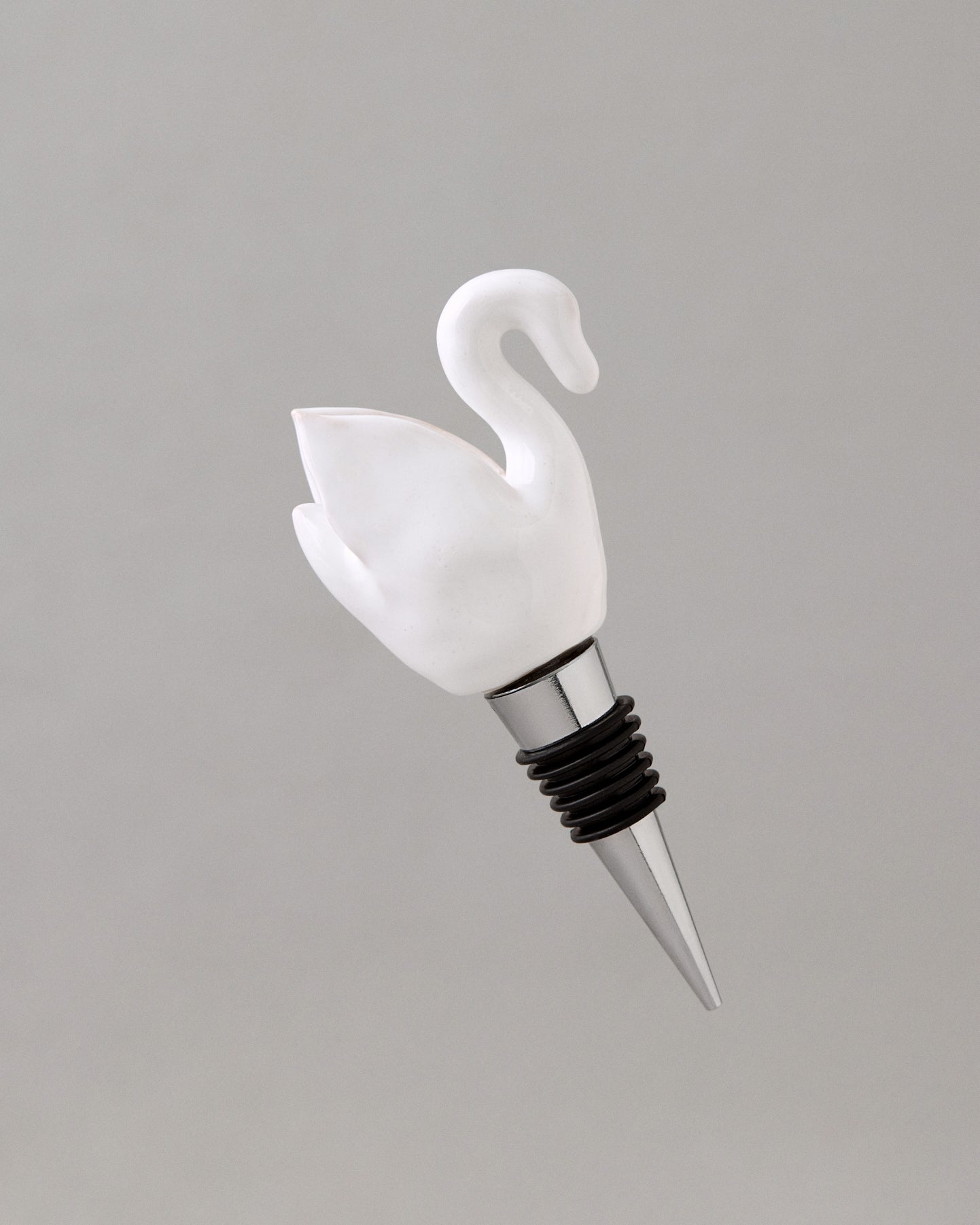 Купіть виріб ручної роботи White Swan Bottle Stopper від Nadiia World. Ідеальний вибір для додавання вишуканості та шарму до вашого житлового простору або колекції особистих аксесуарів.