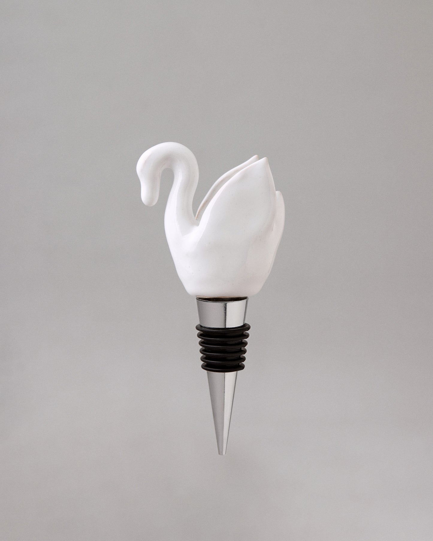 Купіть виріб ручної роботи White Swan Bottle Stopper від Nadiia World. Ідеальний вибір для додавання вишуканості та шарму до вашого житлового простору або колекції особистих аксесуарів.