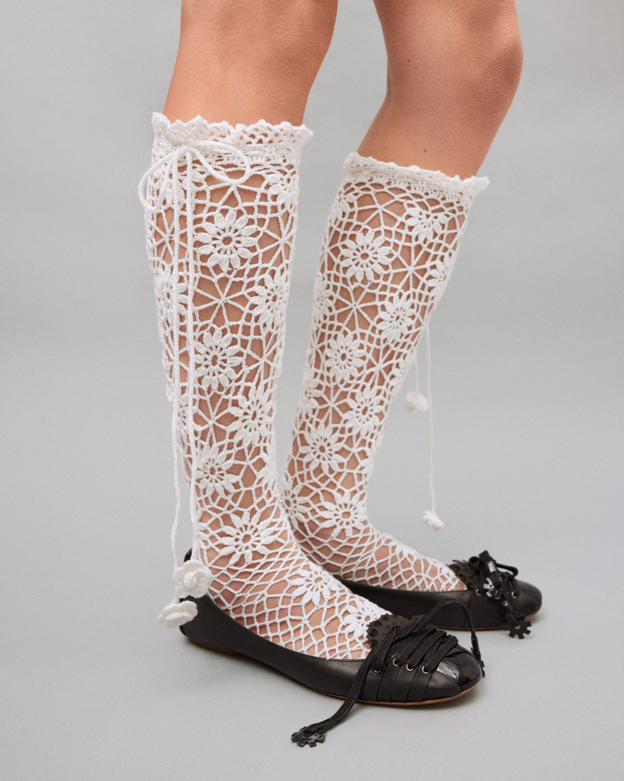 Купіть виріб ручної роботи White Knee High Socks від Nadiia World. Ідеальний вибір для додавання вишуканості та шарму до вашого житлового простору або колекції особистих аксесуарів.
