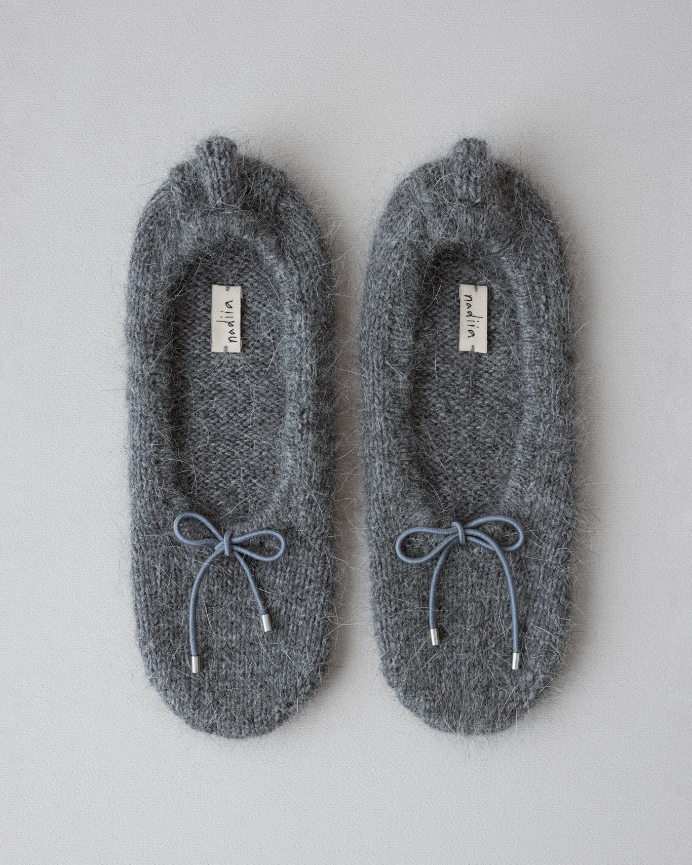 Купіть виріб ручної роботи Mink Yarn Slippers від Nadiia World. Ідеальний вибір для додавання вишуканості та шарму до вашого житлового простору або колекції особистих аксесуарів.