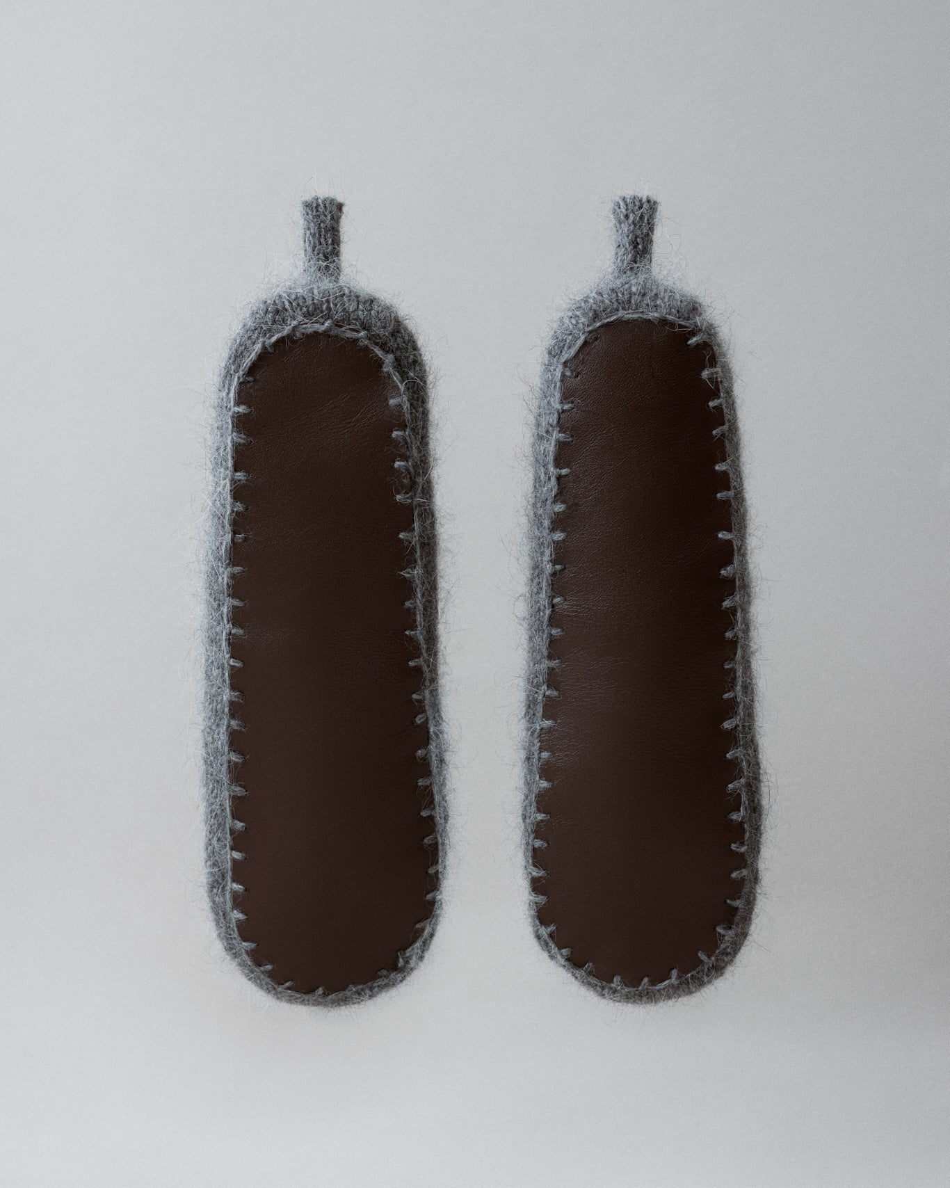Купіть виріб ручної роботи Mink Yarn Slippers від Nadiia World. Ідеальний вибір для додавання вишуканості та шарму до вашого житлового простору або колекції особистих аксесуарів.