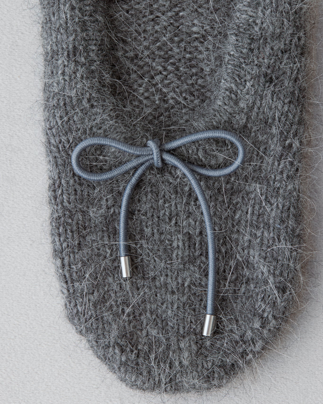 Купіть виріб ручної роботи Mink Yarn Slippers від Nadiia World. Ідеальний вибір для додавання вишуканості та шарму до вашого житлового простору або колекції особистих аксесуарів.