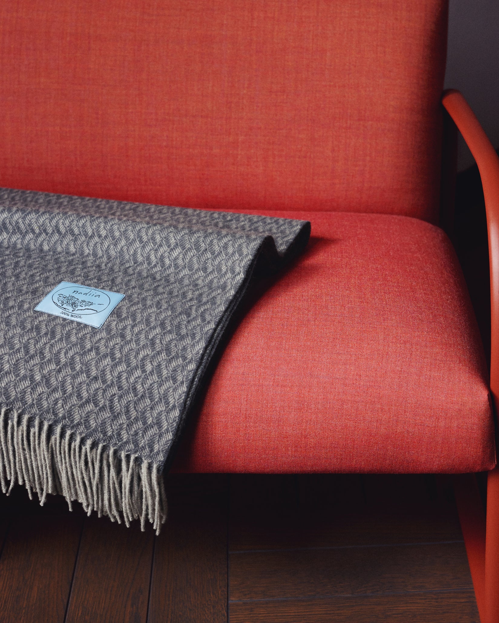 Купіть виріб ручної роботи Charcoal Wool Blanket від Nadiia World. Ідеальний вибір для додавання вишуканості та шарму до вашого житлового простору або колекції особистих аксесуарів.