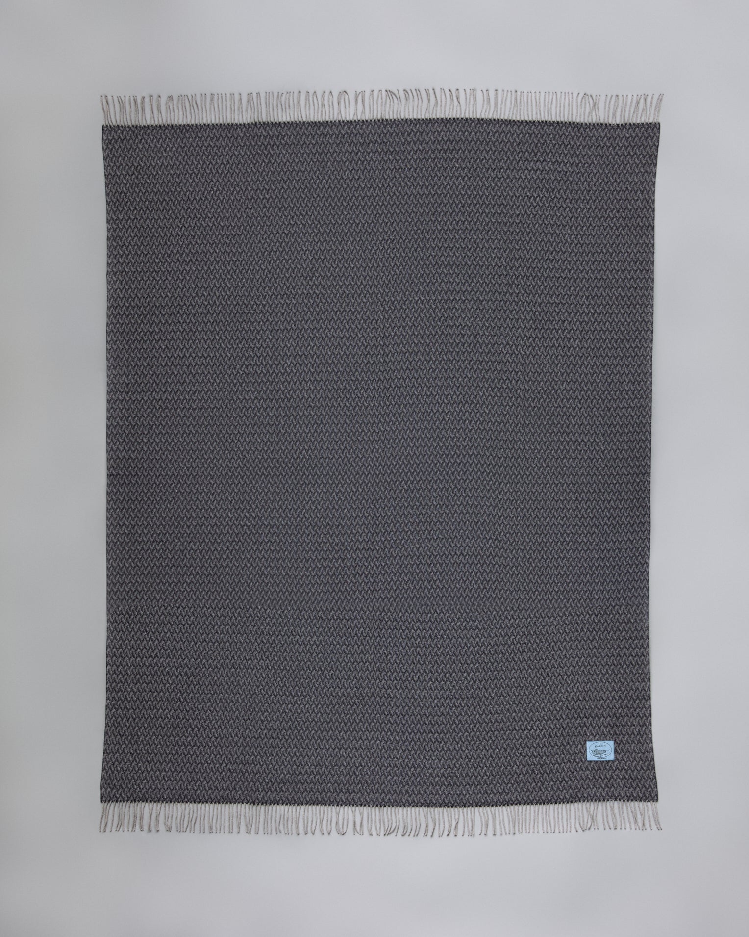 Купіть виріб ручної роботи Charcoal Wool Blanket від Nadiia World. Ідеальний вибір для додавання вишуканості та шарму до вашого житлового простору або колекції особистих аксесуарів.