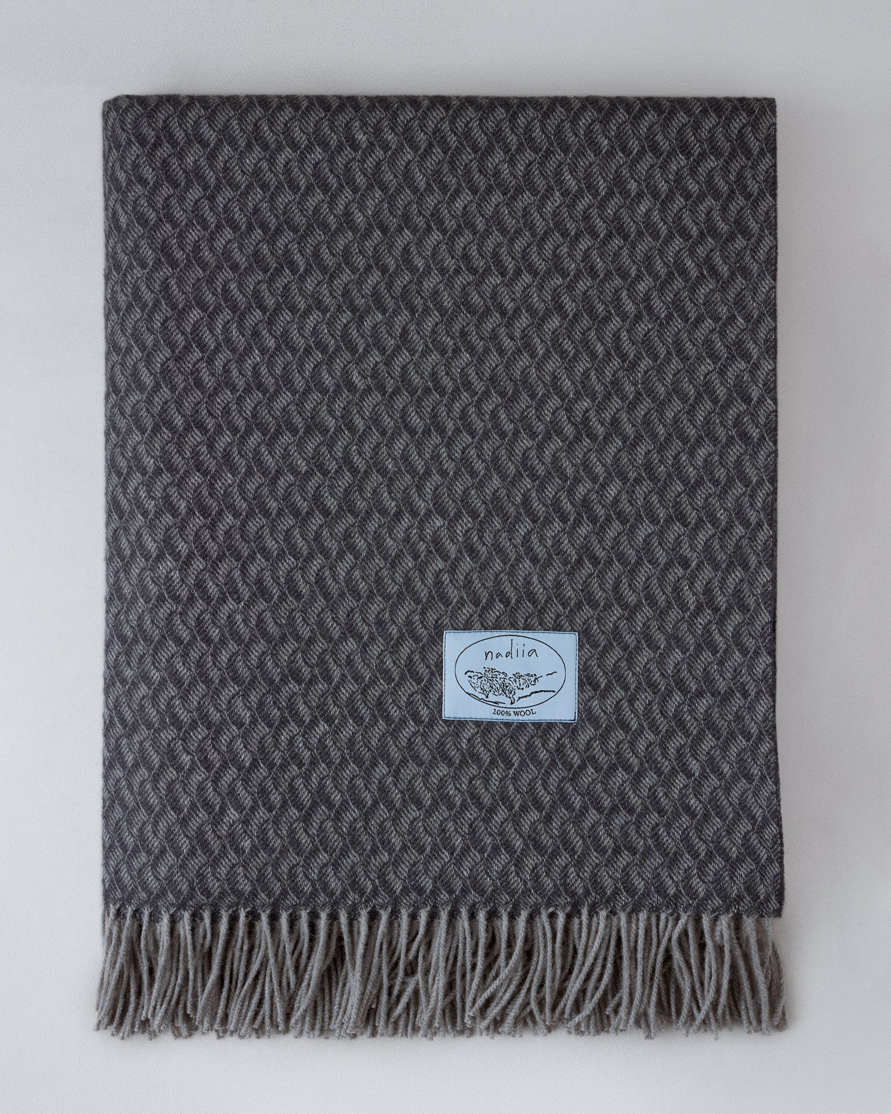 Купіть виріб ручної роботи Charcoal Wool Blanket від Nadiia World. Ідеальний вибір для додавання вишуканості та шарму до вашого житлового простору або колекції особистих аксесуарів.