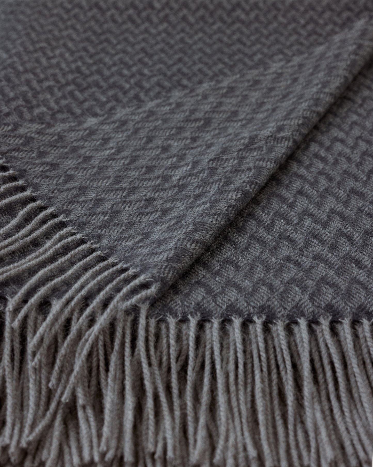 Купіть виріб ручної роботи Charcoal Wool Blanket від Nadiia World. Ідеальний вибір для додавання вишуканості та шарму до вашого житлового простору або колекції особистих аксесуарів.