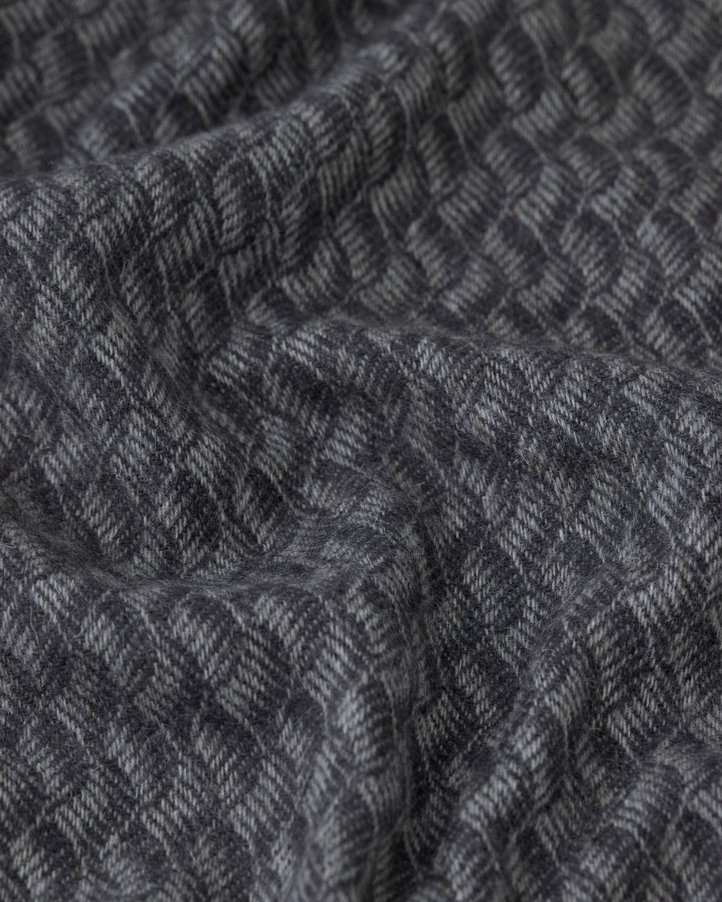 Купіть виріб ручної роботи Charcoal Wool Blanket від Nadiia World. Ідеальний вибір для додавання вишуканості та шарму до вашого житлового простору або колекції особистих аксесуарів.