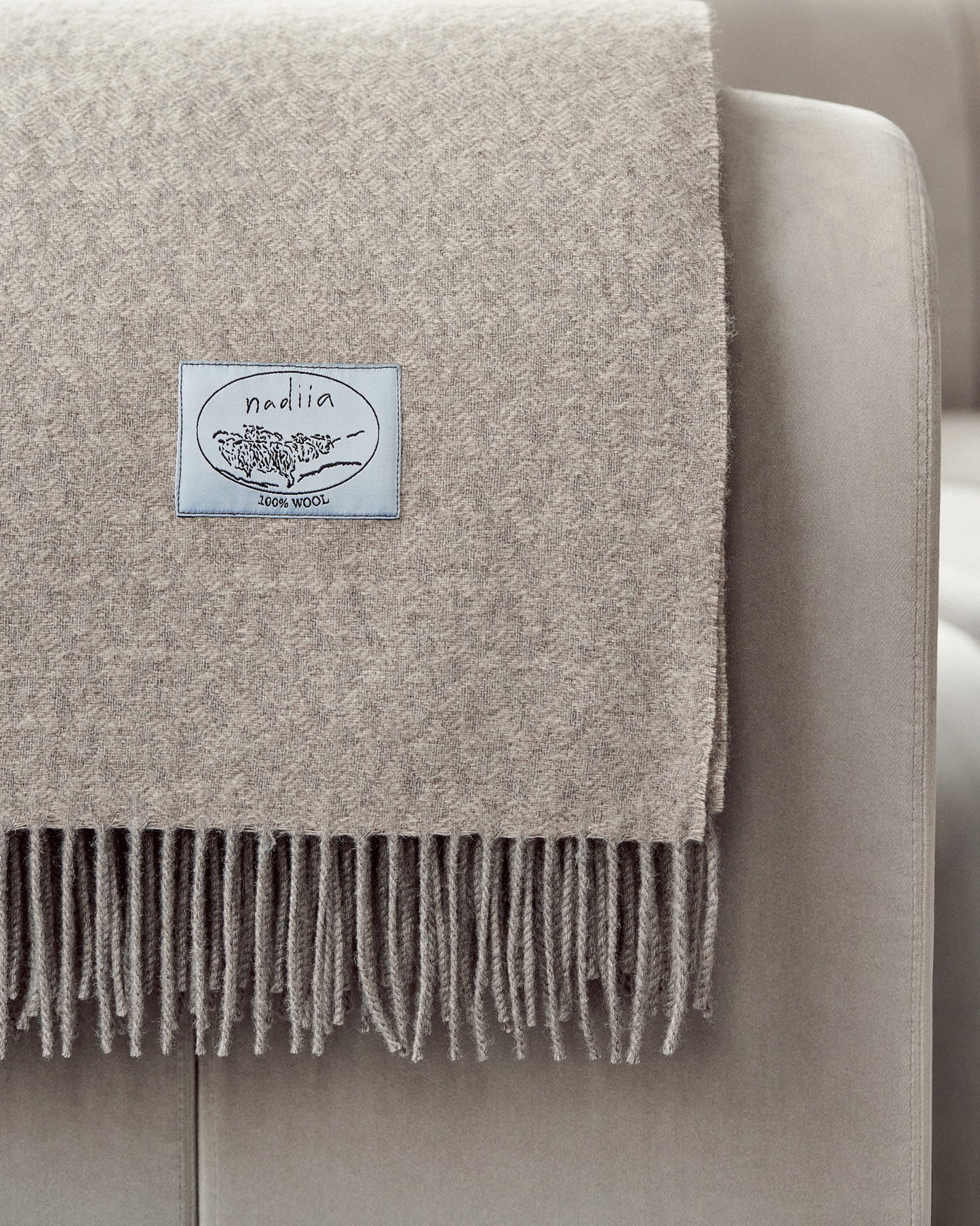 Купіть виріб ручної роботи Pearl Grey Wool Blanket від Nadiia World. Ідеальний вибір для додавання вишуканості та шарму до вашого житлового простору або колекції особистих аксесуарів.