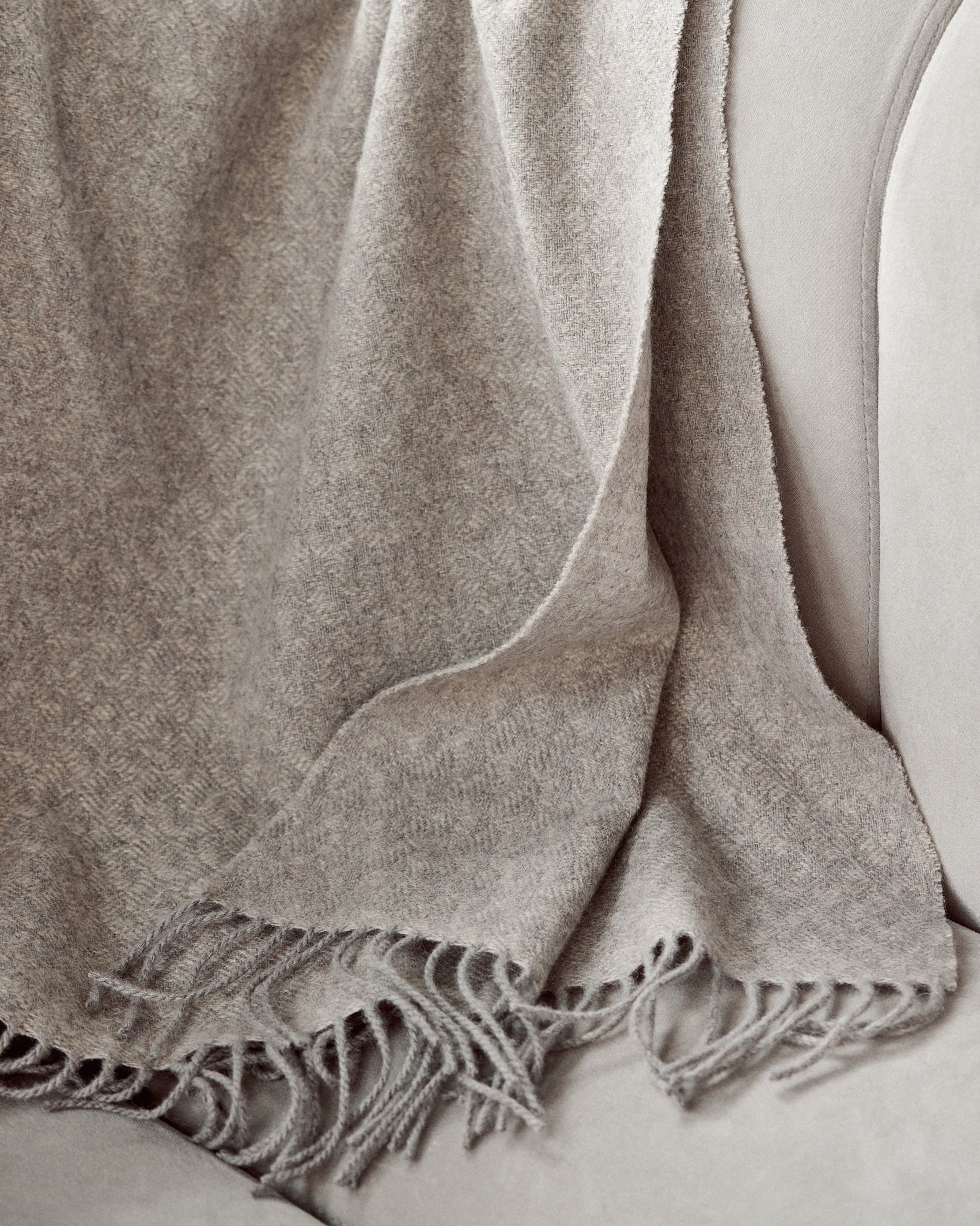 Купіть виріб ручної роботи Pearl Grey Wool Blanket від Nadiia World. Ідеальний вибір для додавання вишуканості та шарму до вашого житлового простору або колекції особистих аксесуарів.