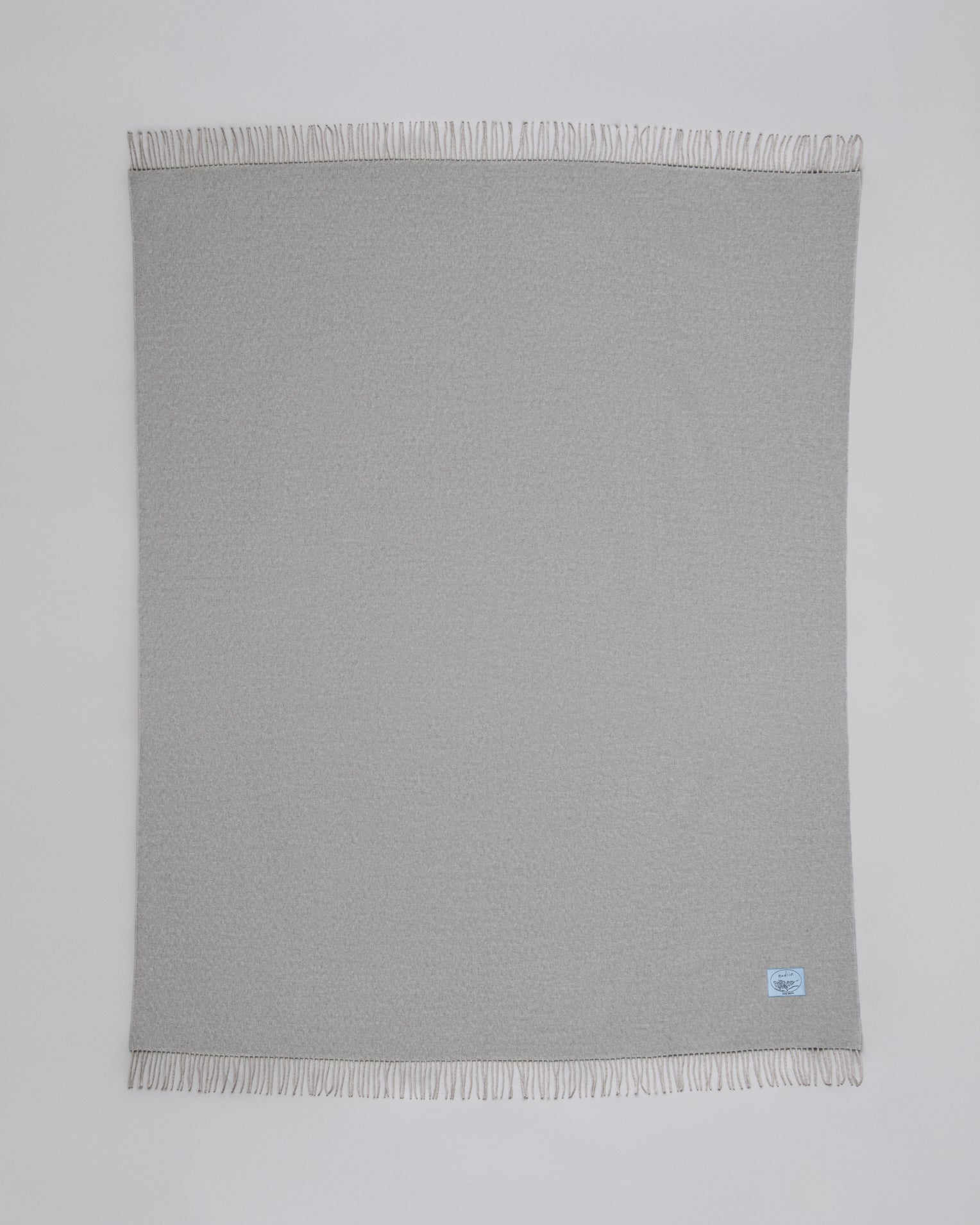 Купіть виріб ручної роботи Pearl Grey Wool Blanket від Nadiia World. Ідеальний вибір для додавання вишуканості та шарму до вашого житлового простору або колекції особистих аксесуарів.