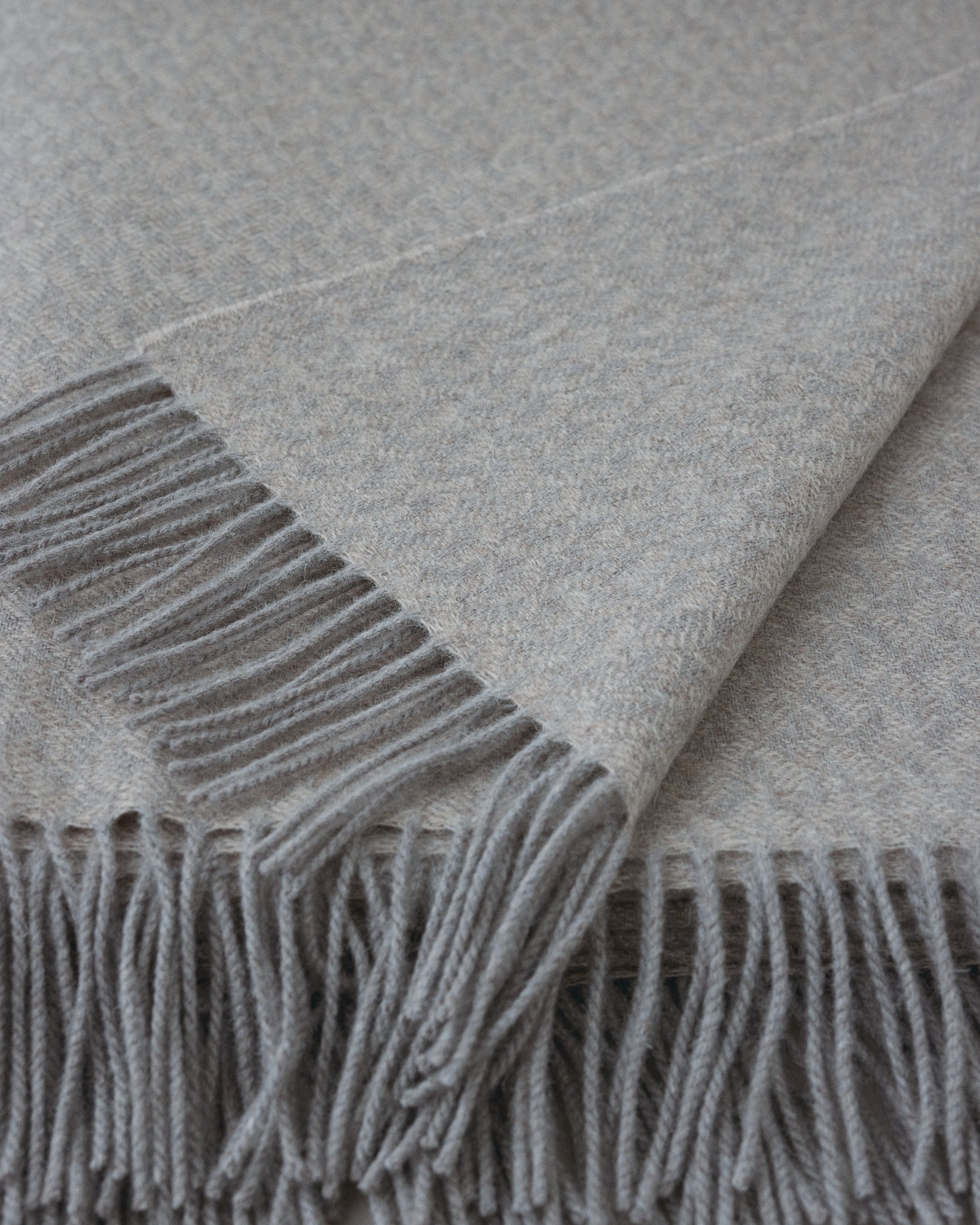 Купіть виріб ручної роботи Pearl Grey Wool Blanket від Nadiia World. Ідеальний вибір для додавання вишуканості та шарму до вашого житлового простору або колекції особистих аксесуарів.