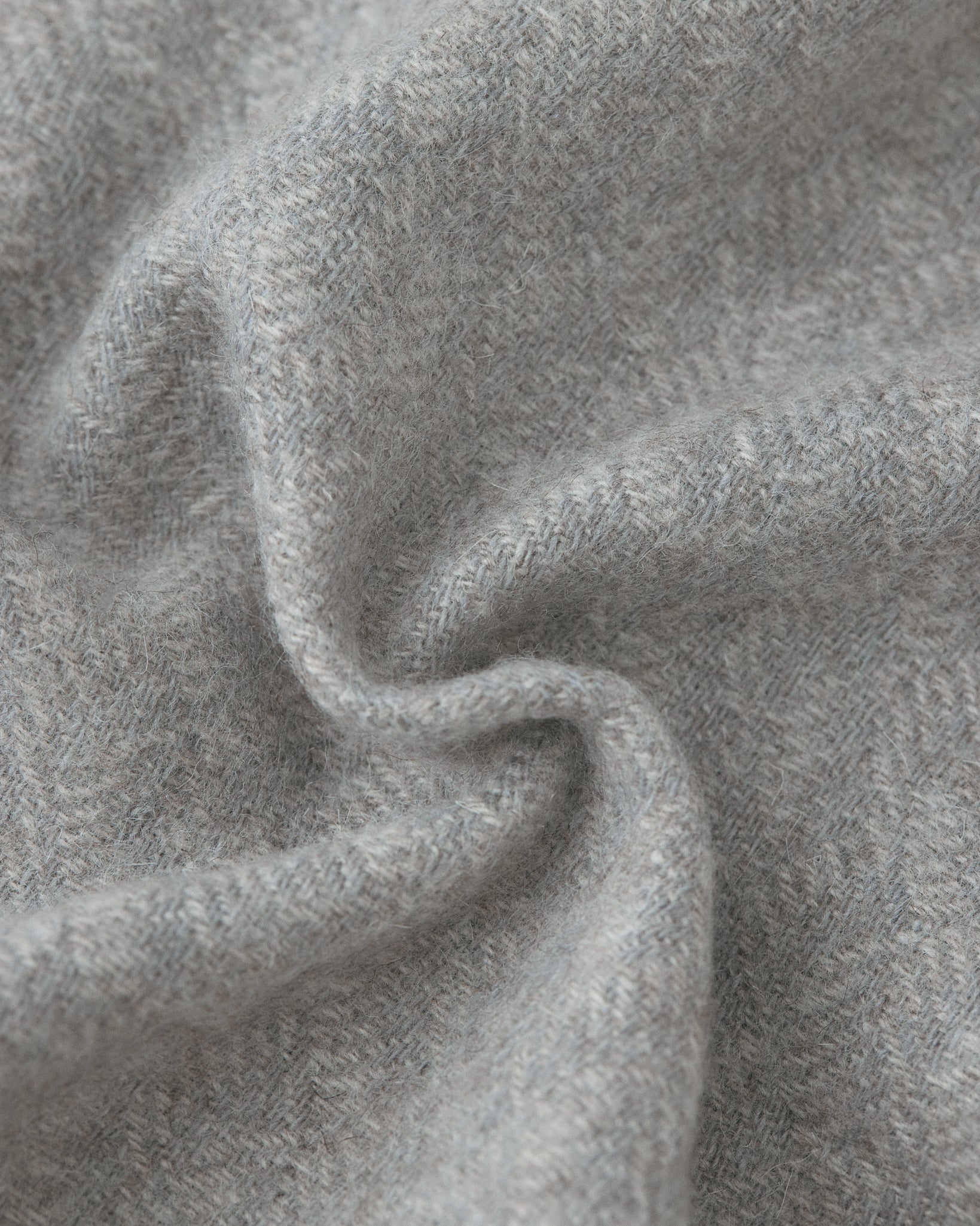Купіть виріб ручної роботи Pearl Grey Wool Blanket від Nadiia World. Ідеальний вибір для додавання вишуканості та шарму до вашого житлового простору або колекції особистих аксесуарів.