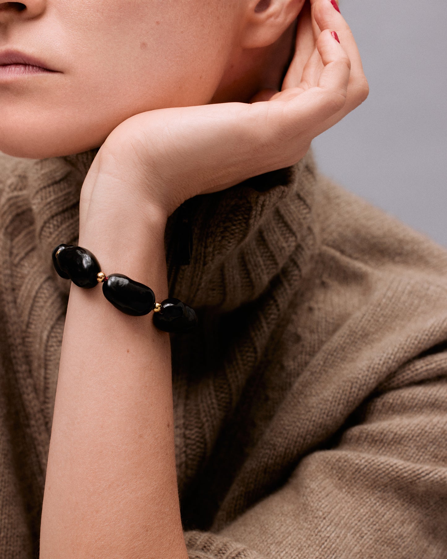 Купіть виріб ручної роботи Black "Beans" Bracelet від Nadiia World. Ідеальний вибір для додавання вишуканості та шарму до вашого житлового простору або колекції особистих аксесуарів.