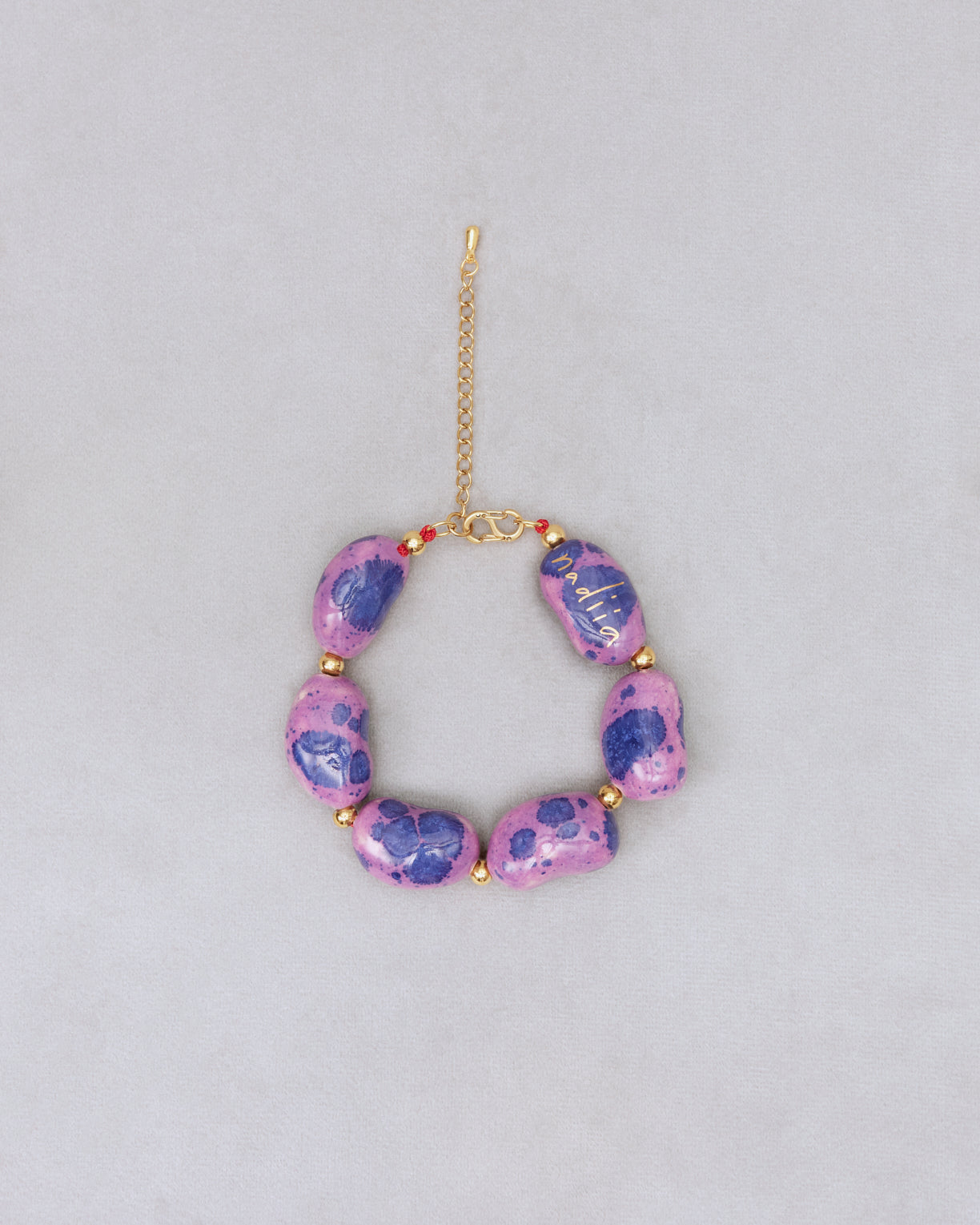 Купіть виріб ручної роботи Purple Speckled "Beans" Bracelet від Nadiia World. Ідеальний вибір для додавання вишуканості та шарму до вашого житлового простору або колекції особистих аксесуарів.