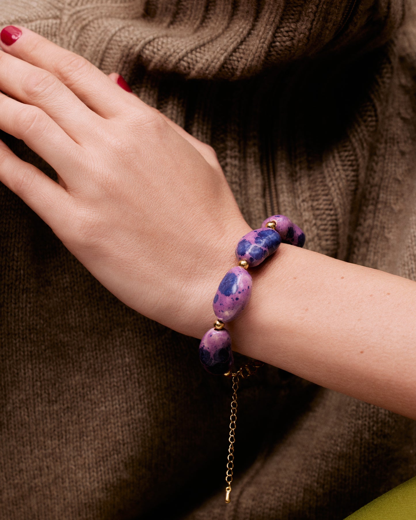 Купіть виріб ручної роботи Purple Speckled "Beans" Bracelet від Nadiia World. Ідеальний вибір для додавання вишуканості та шарму до вашого житлового простору або колекції особистих аксесуарів.