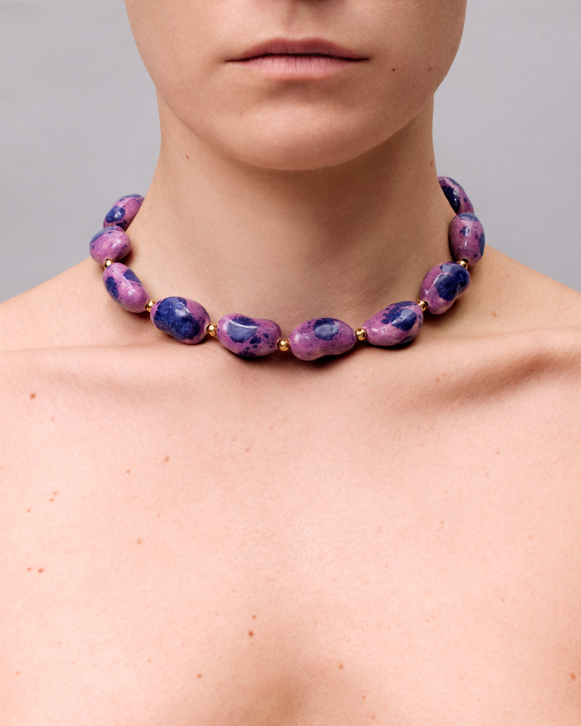 Купіть виріб ручної роботи Purple Speckled "Beans" Necklace від Nadiia World. Ідеальний вибір для додавання вишуканості та шарму до вашого житлового простору або колекції особистих аксесуарів.