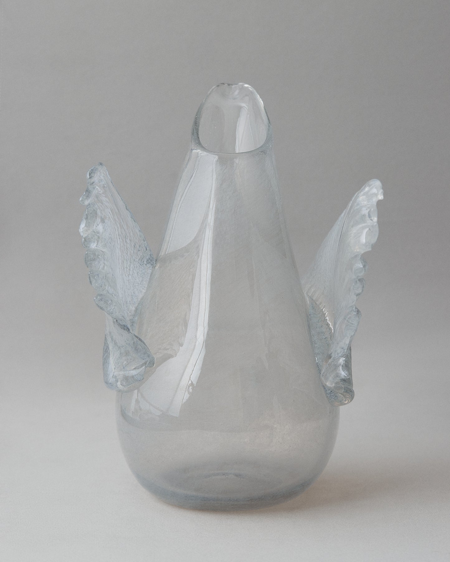 Купіть виріб ручної роботи Wings Decanter від Nadiia World. Ідеальний вибір для додавання вишуканості та шарму до вашого житлового простору або колекції особистих аксесуарів.