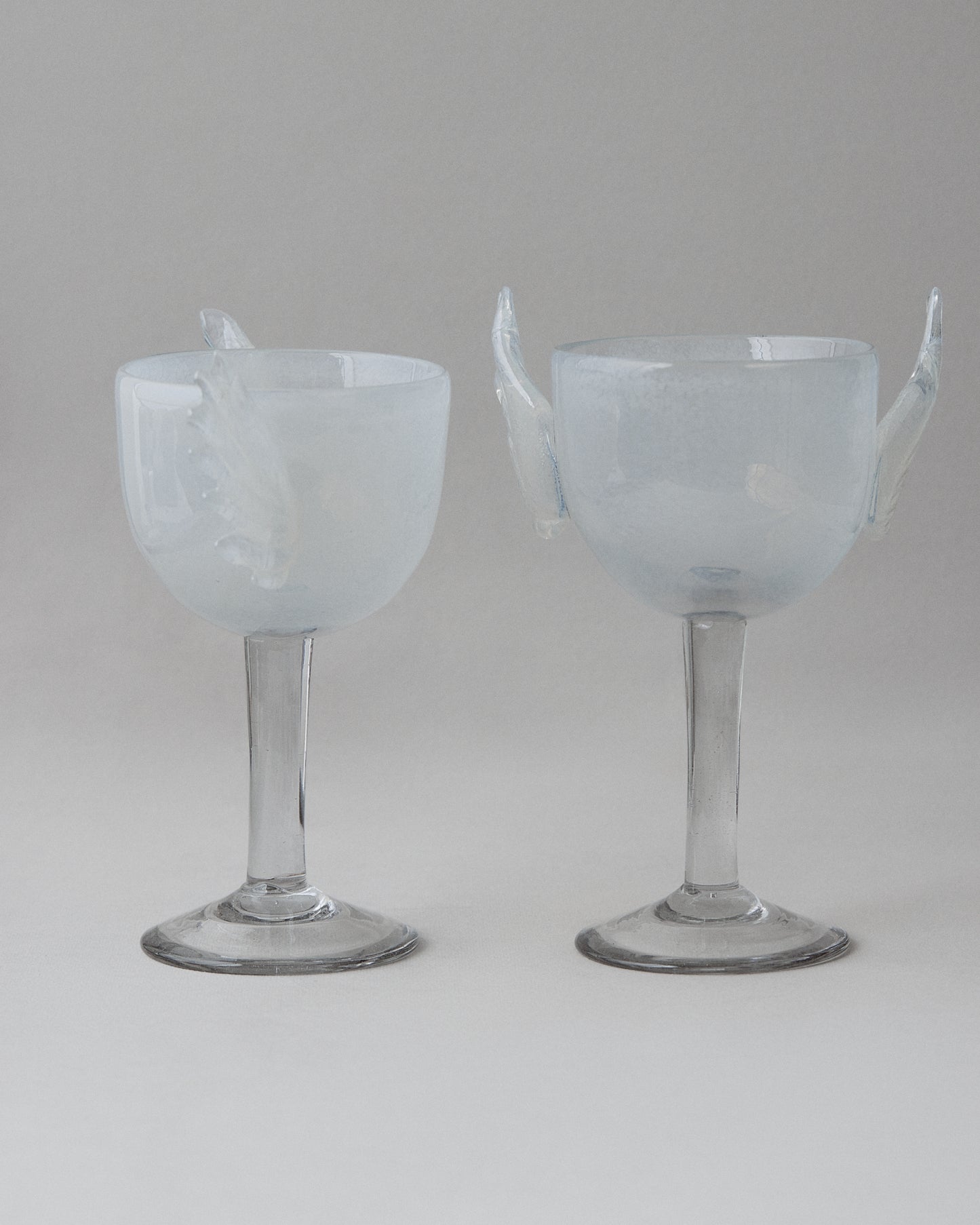 Купіть виріб ручної роботи Wings Wine Glass від Nadiia World. Ідеальний вибір для додавання вишуканості та шарму до вашого житлового простору або колекції особистих аксесуарів.