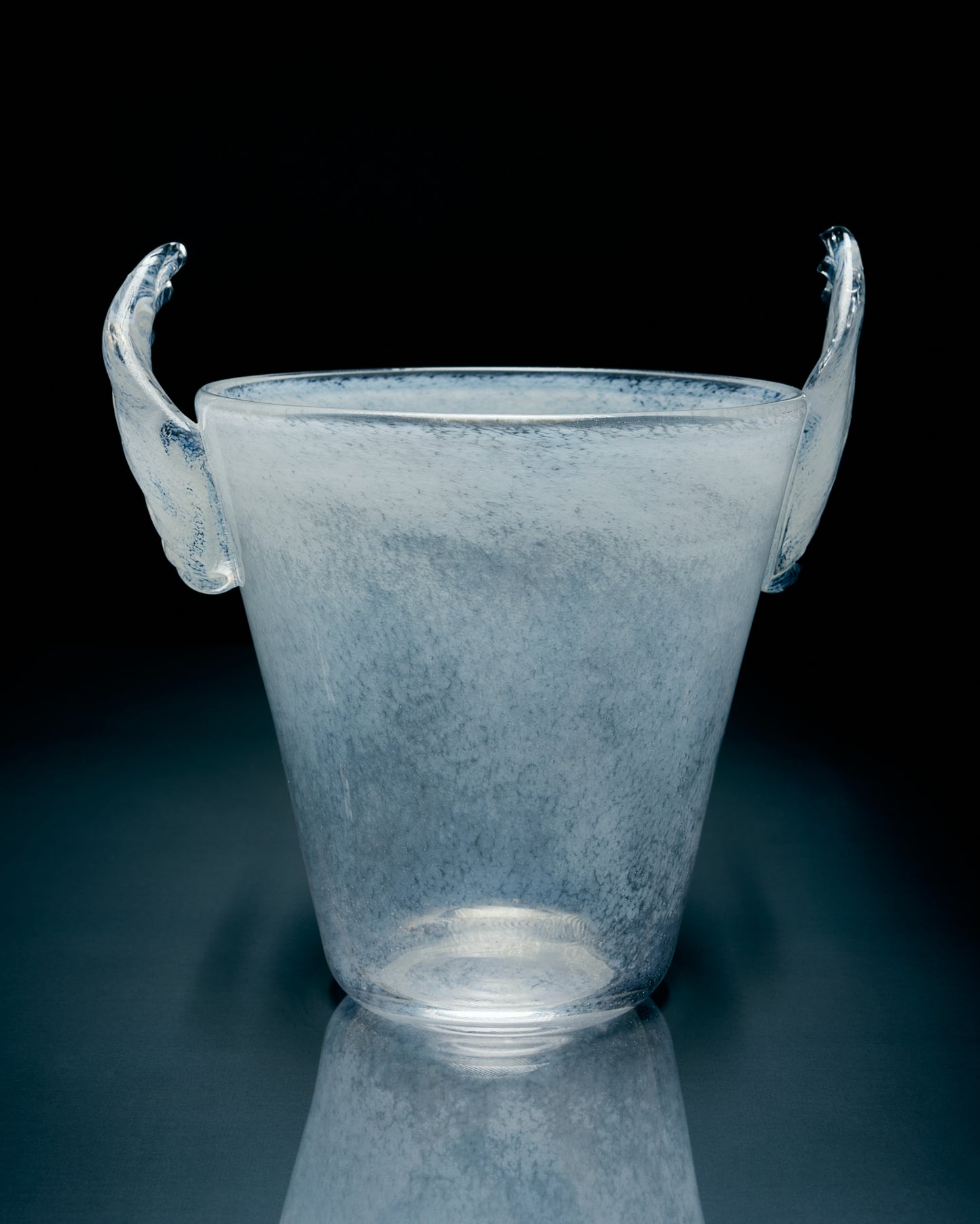 Купіть виріб ручної роботи Wings Ice Bucket від Nadiia World. Ідеальний вибір для додавання вишуканості та шарму до вашого житлового простору або колекції особистих аксесуарів.