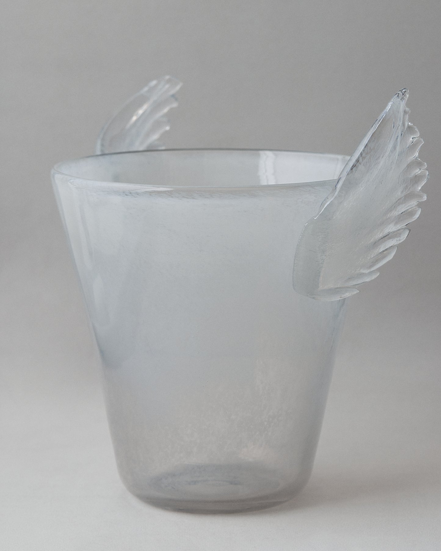 Купіть виріб ручної роботи Wings Ice Bucket від Nadiia World. Ідеальний вибір для додавання вишуканості та шарму до вашого житлового простору або колекції особистих аксесуарів.