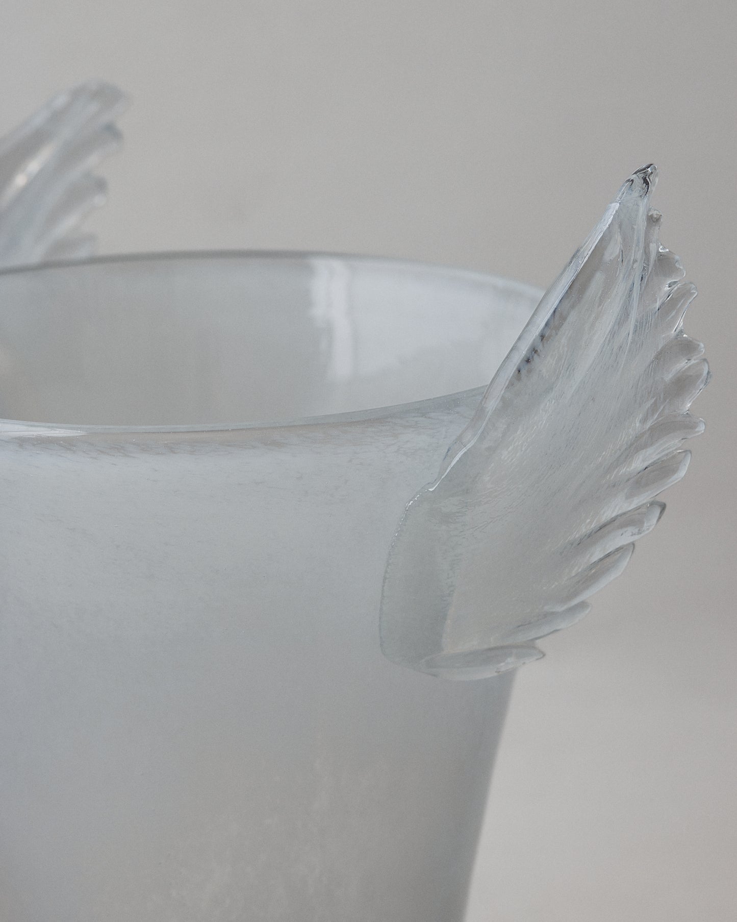 Купіть виріб ручної роботи Wings Ice Bucket від Nadiia World. Ідеальний вибір для додавання вишуканості та шарму до вашого житлового простору або колекції особистих аксесуарів.