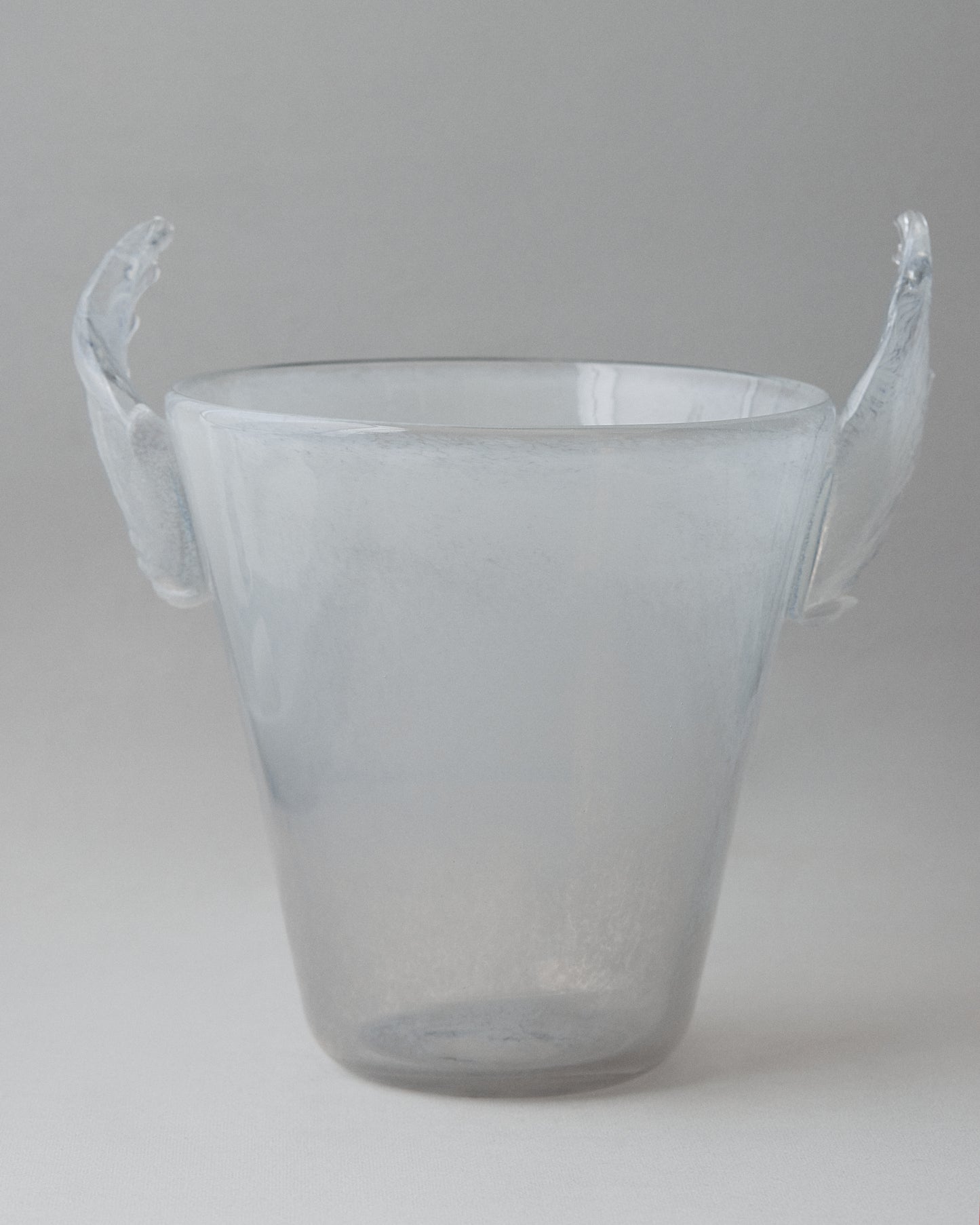 Купіть виріб ручної роботи Wings Ice Bucket від Nadiia World. Ідеальний вибір для додавання вишуканості та шарму до вашого житлового простору або колекції особистих аксесуарів.