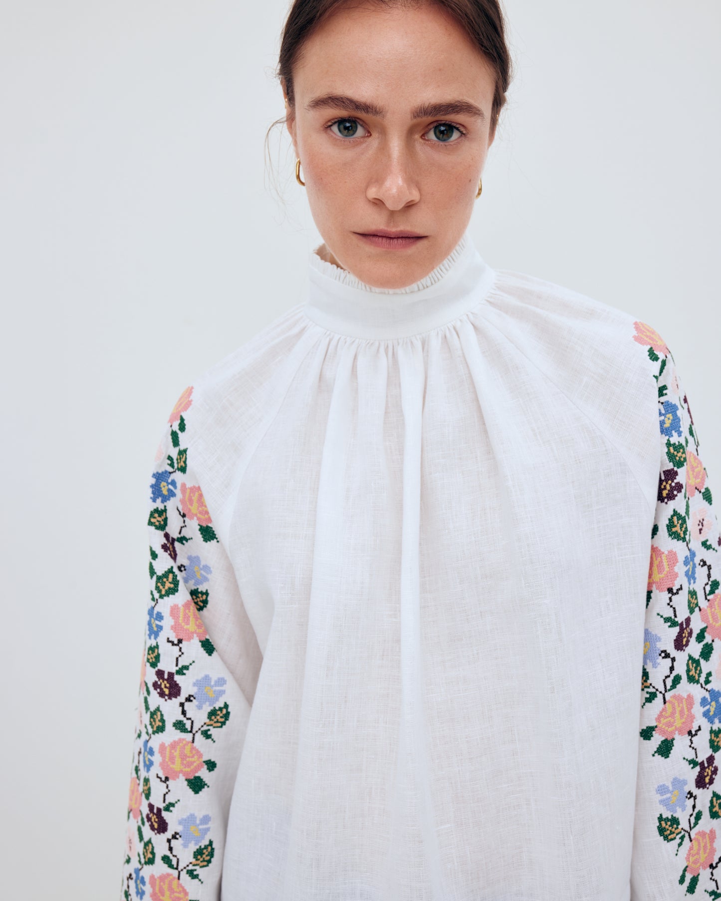 Купіть виріб ручної роботи Embroidered shirt "Bouquet" від Nadiia World. Ідеальний вибір для додавання вишуканості та шарму до вашого житлового простору або колекції особистих аксесуарів.