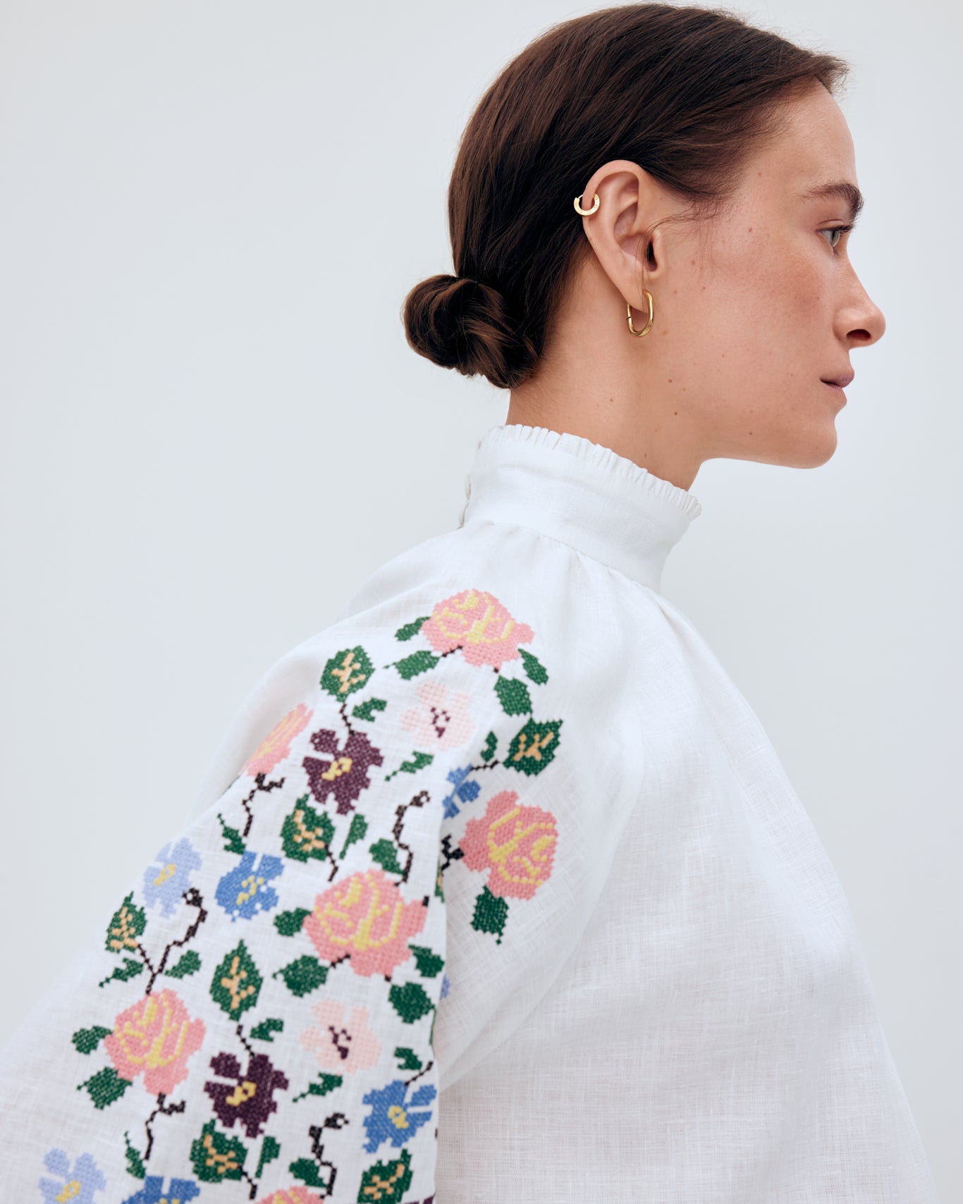 Купіть виріб ручної роботи Embroidered shirt "Bouquet" від Nadiia World. Ідеальний вибір для додавання вишуканості та шарму до вашого житлового простору або колекції особистих аксесуарів.